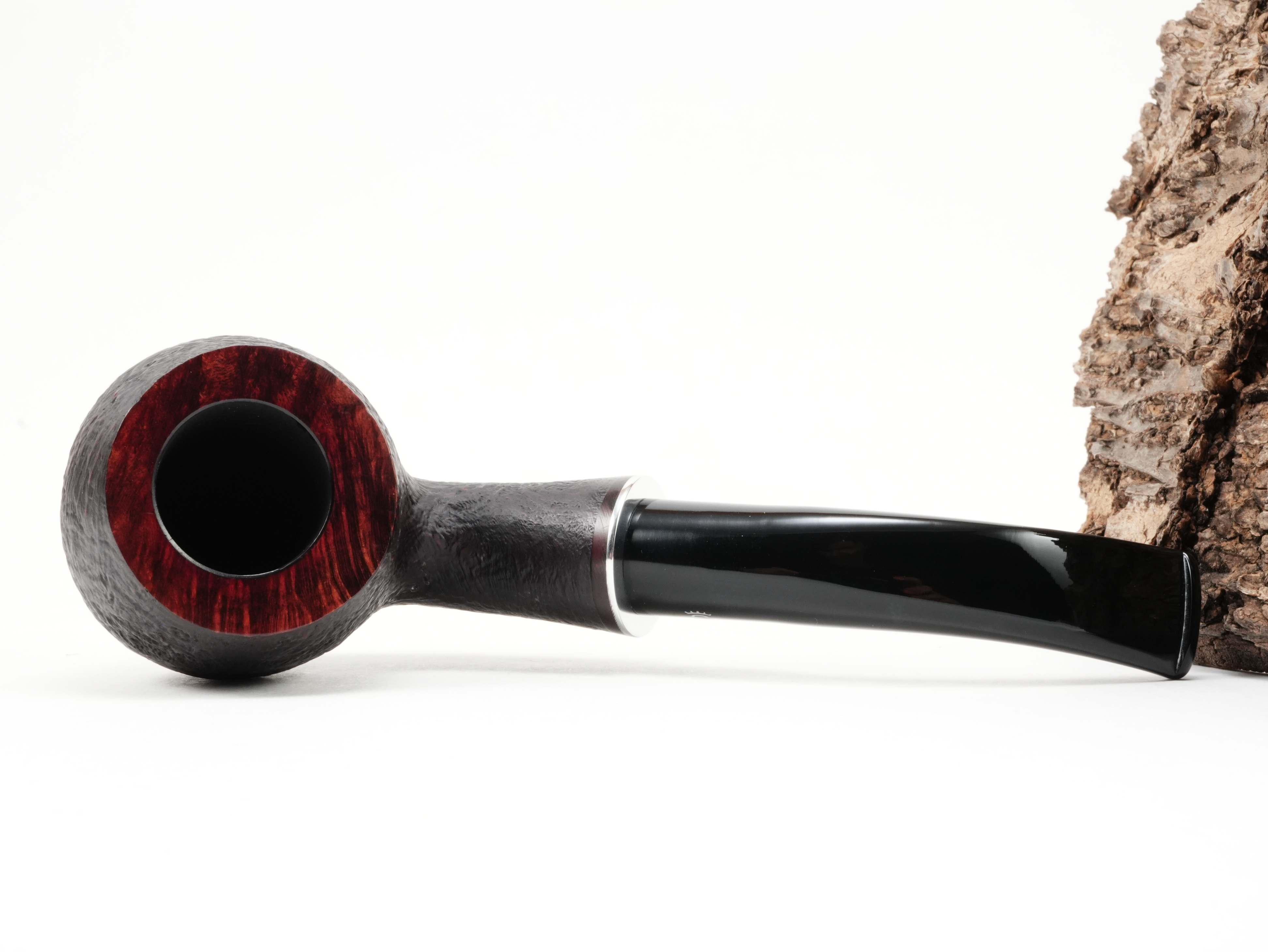 Flache Draufsicht auf die liegende Stanwell H.C. Andersen Sandblasted 7 mit dunkel-rötlicher Sandstrahlung und glattem Kopfrand