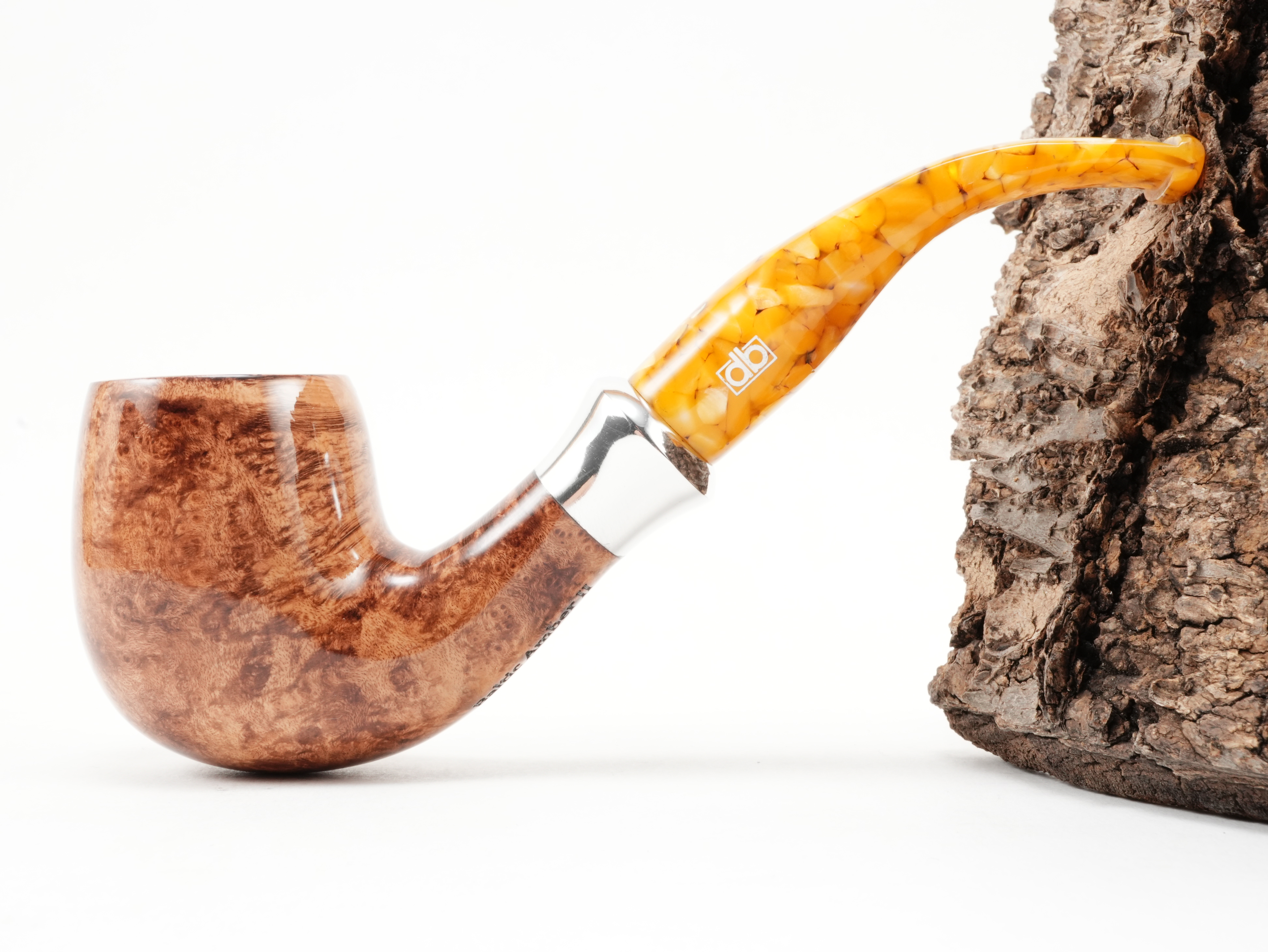 Seitenansicht der gebogenen db Design Berlin Baltic Amber II 036 Classic-Pfeife mit hellbrauner Bruyère-Maserung und weißem db-Logo am bernsteinfarbenen Mundstück