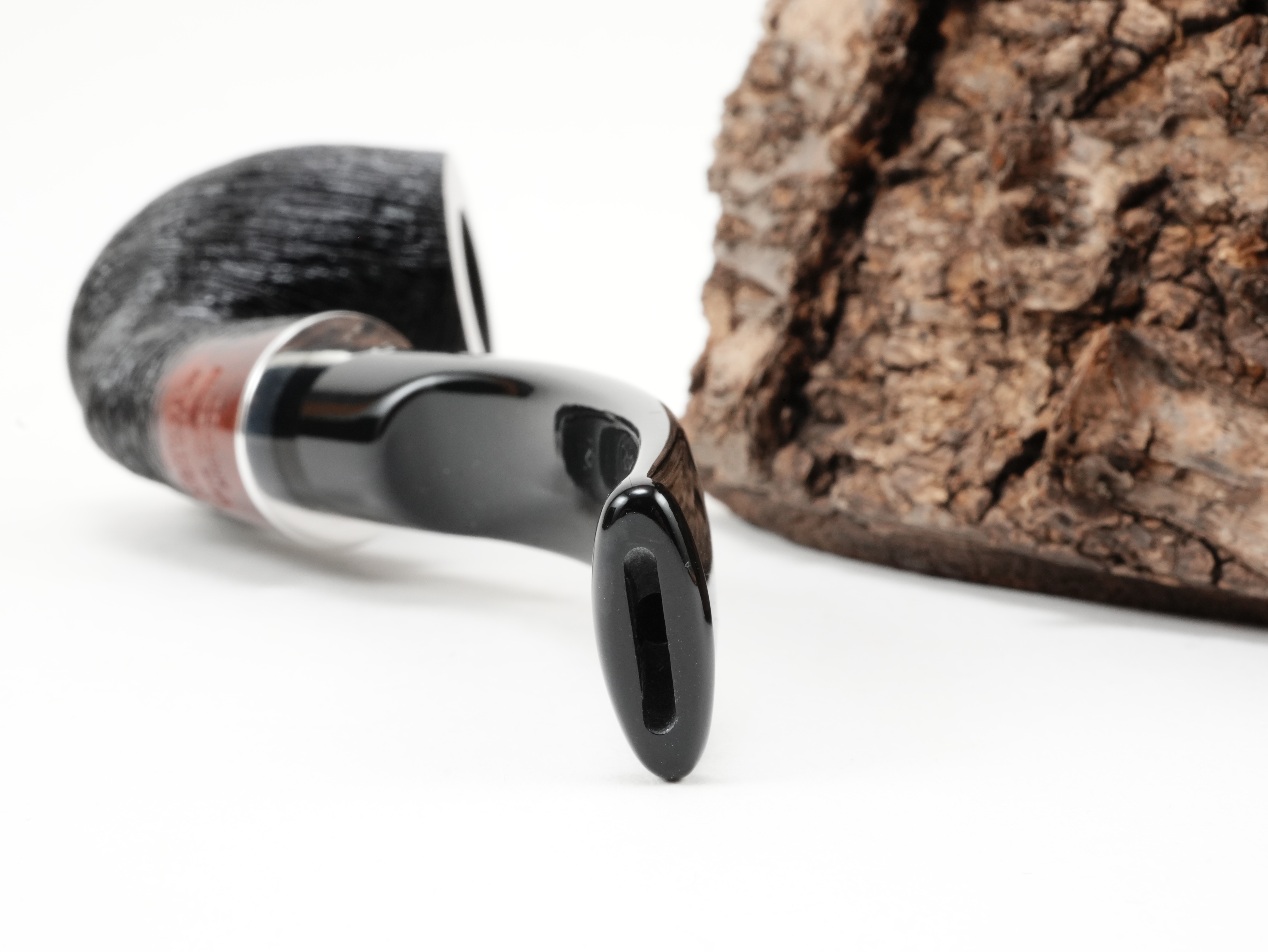 Nahaufnahme des kurzen schwarzen Acrylmundstücks der Stanwell H.C. Andersen Brushed 7 mit Bissstelle von hinten