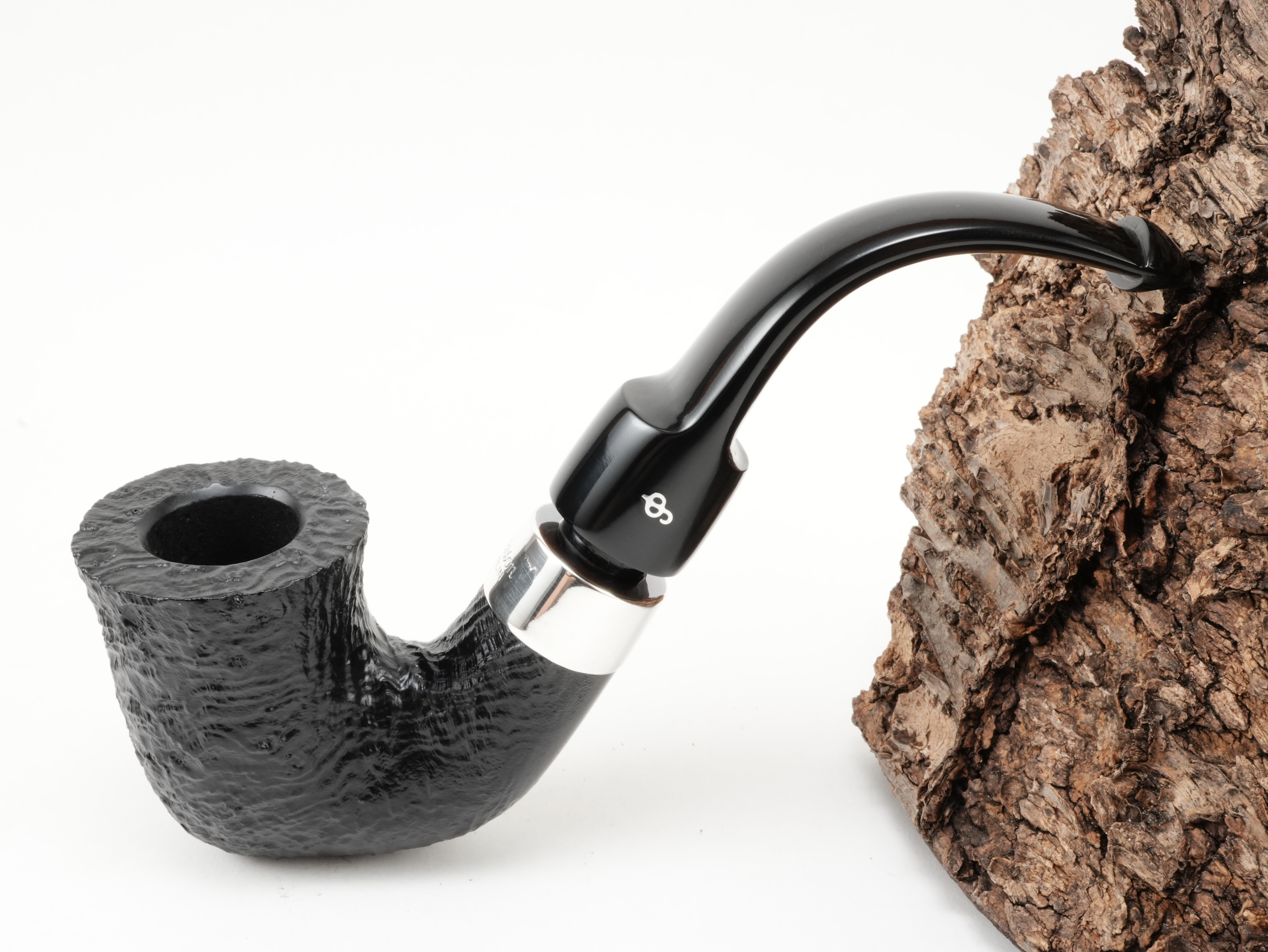 Schwarz sandgestrahlte Peterson Deluxe System XL5s Pfeife mit Sterling-Silberring und P-Lip Steckermundstück – Titelbild schräg von oben
