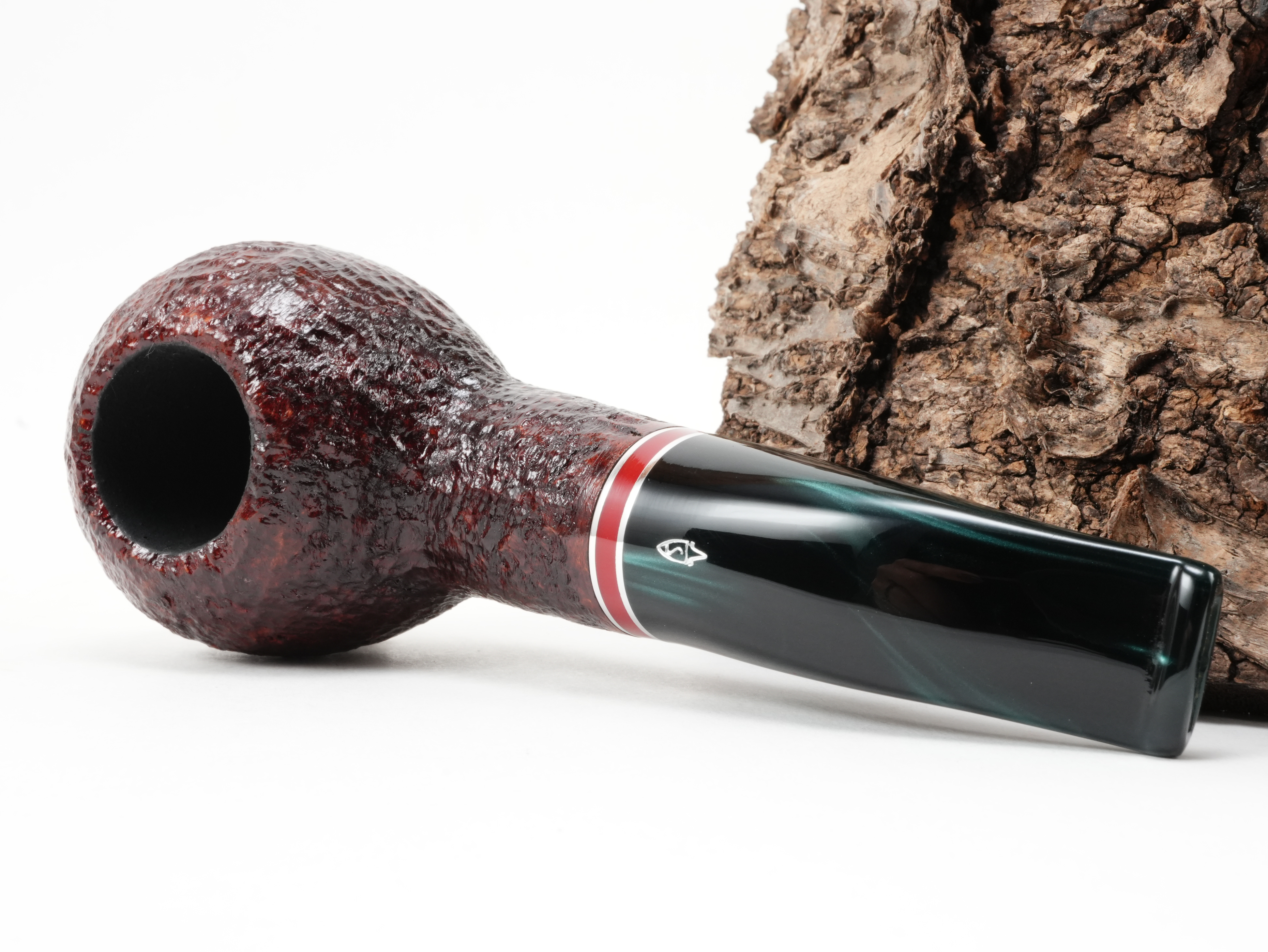 Savinelli Saint Nicholas 2026 320 KS Half-Bent Diplomat Pfeife liegend von schräg hinten mit Savinelli-Logo am Mundstück