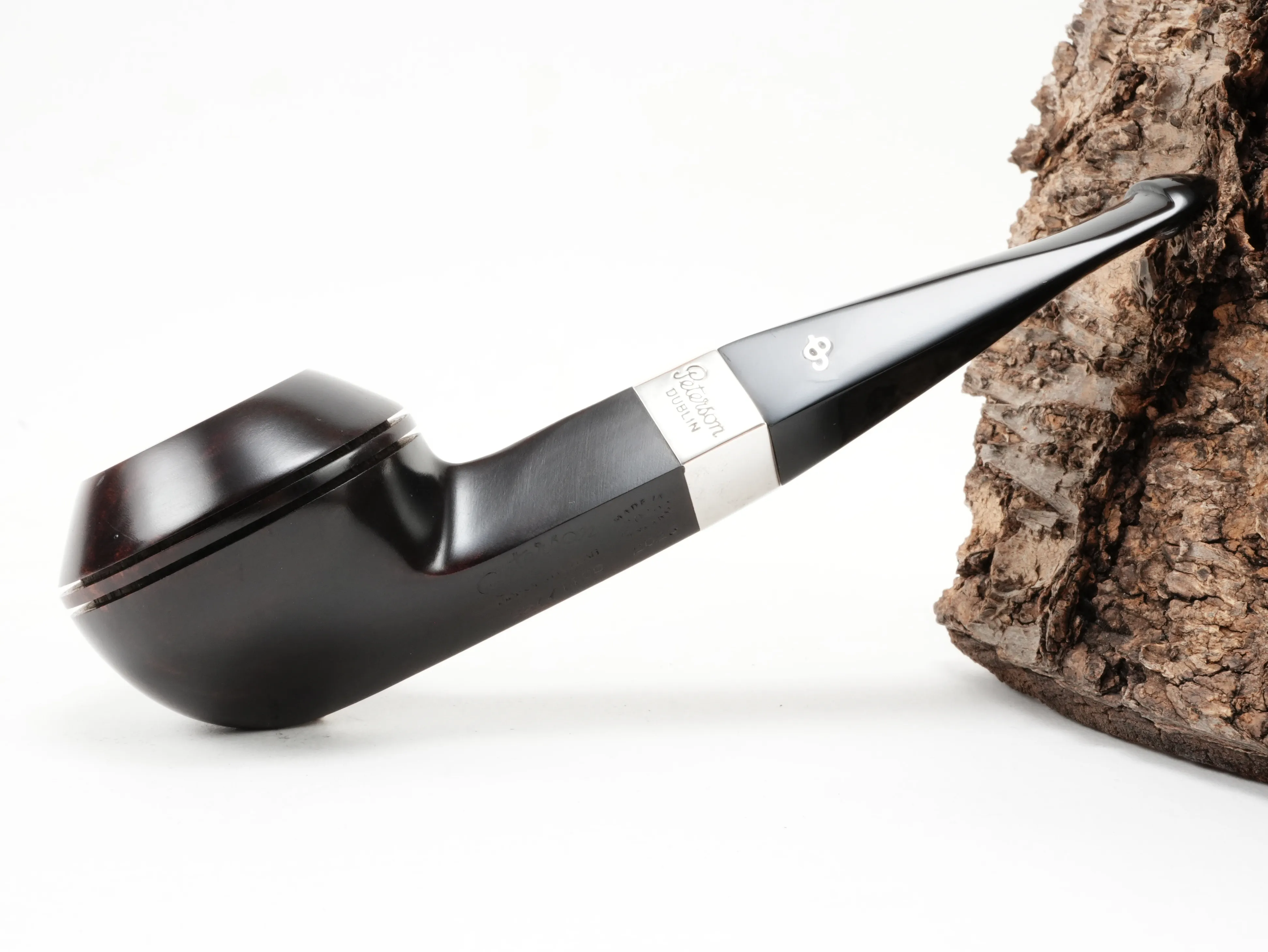 Seitenansicht der braunen Peterson Pipe of the Year 2026 Heritage Pfeife mit glattem Briarholz und Sterling-Silberring