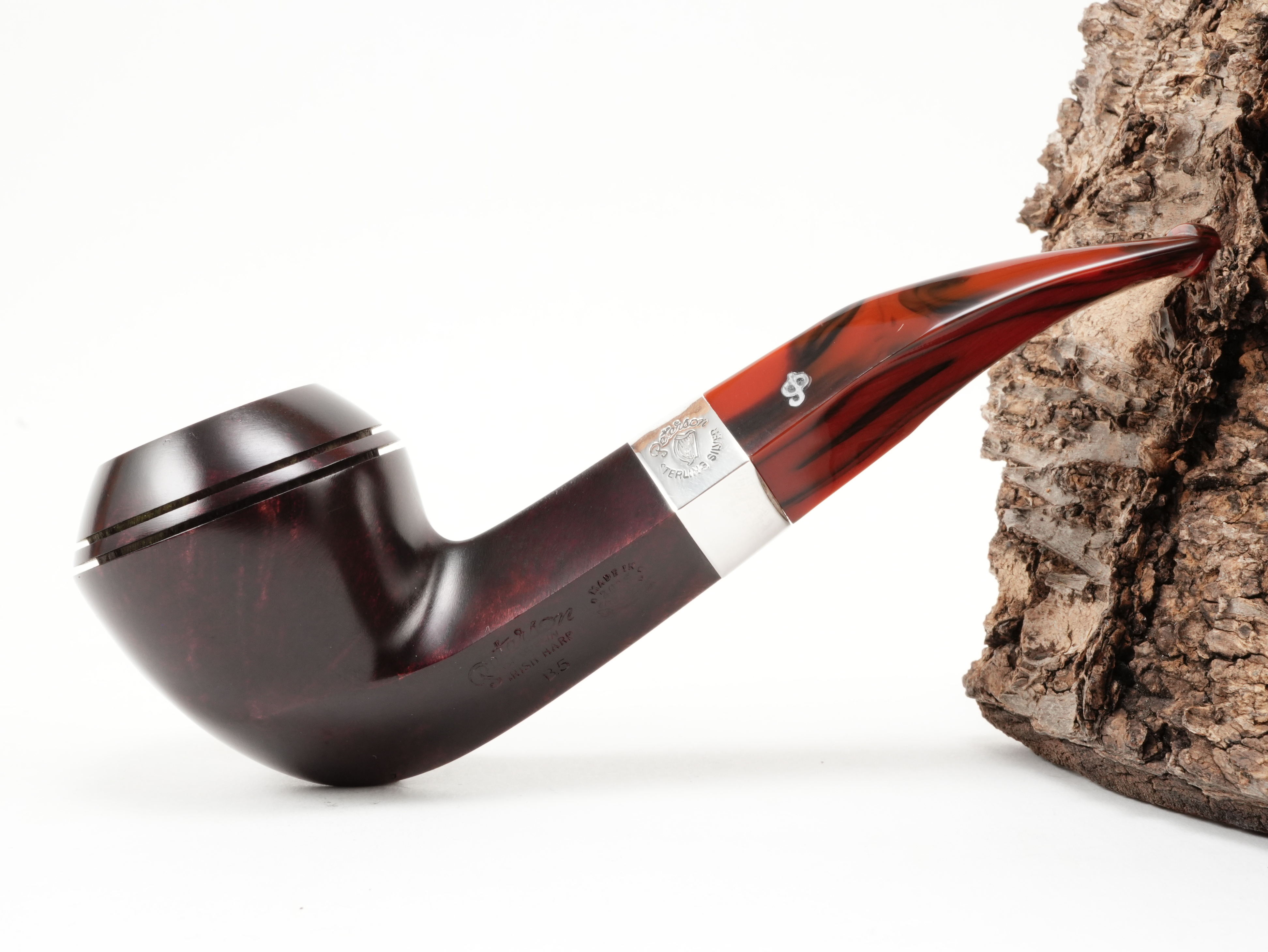 Seitenansicht der leicht gebogenen Peterson Irish Harp B5 Brown Bulldog-Pfeife mit glatter rotbrauner Bruyère-Oberfläche und diamantförmigem Holm