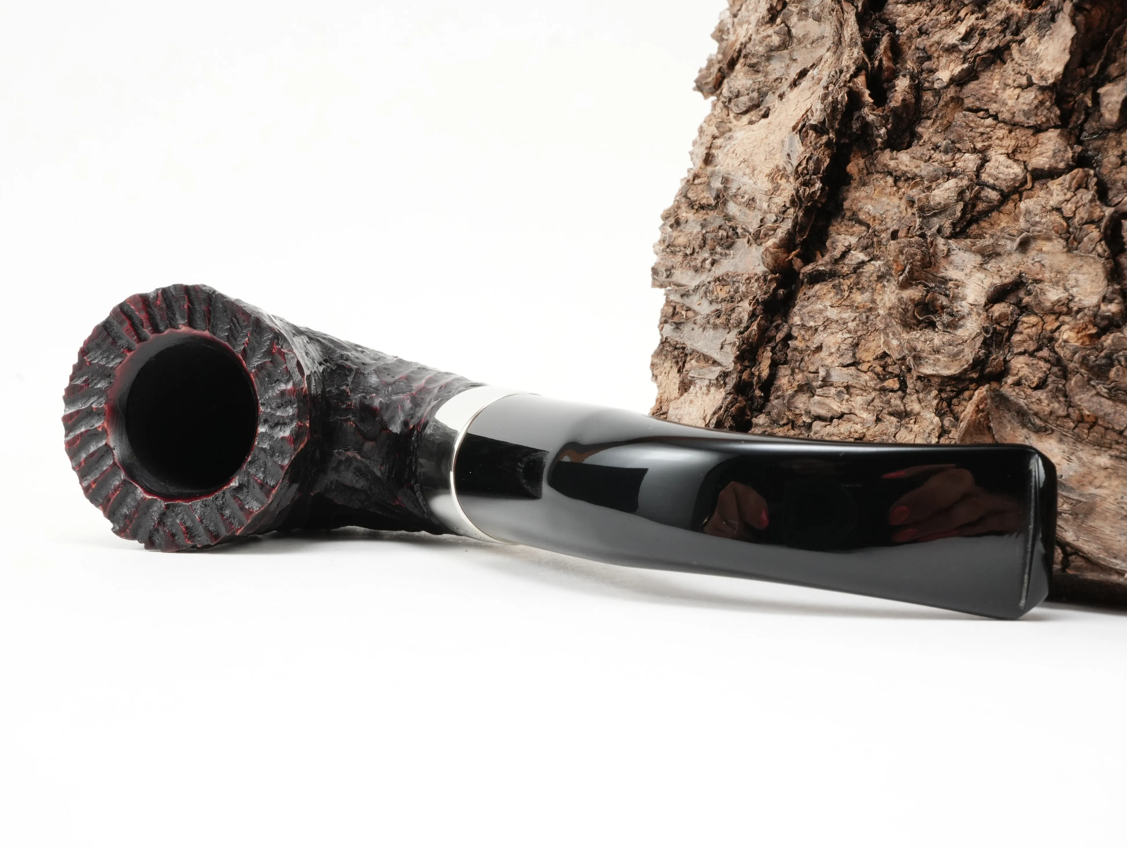 Peterson Donegal Rocky 05 Bent-Pfeife liegend von schräg hinten mit Blick auf den geschwungenen Holm