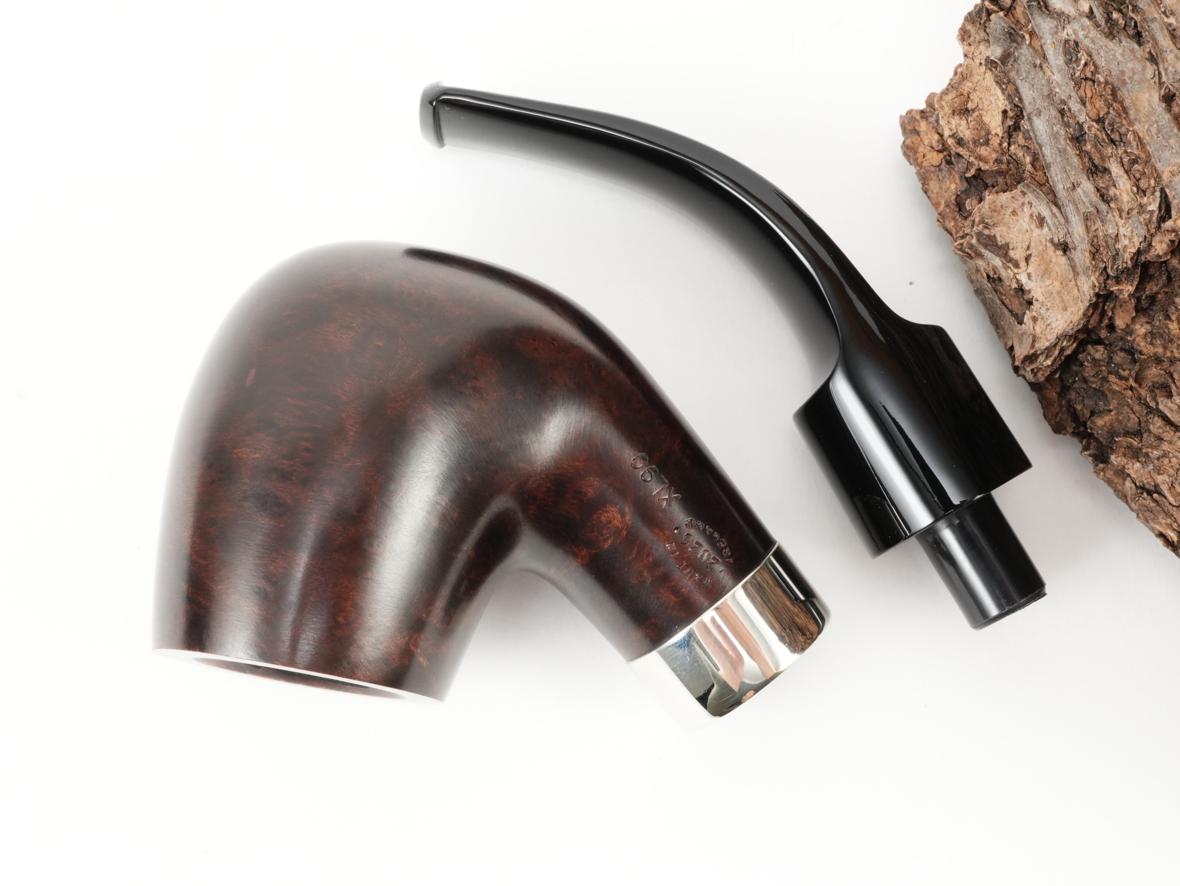 Draufsicht auf die zerlegte Peterson Aran XL90 Nickel Pfeife mit Holm-Stempelung Made in Ireland XL90 und getrenntem Mundstück