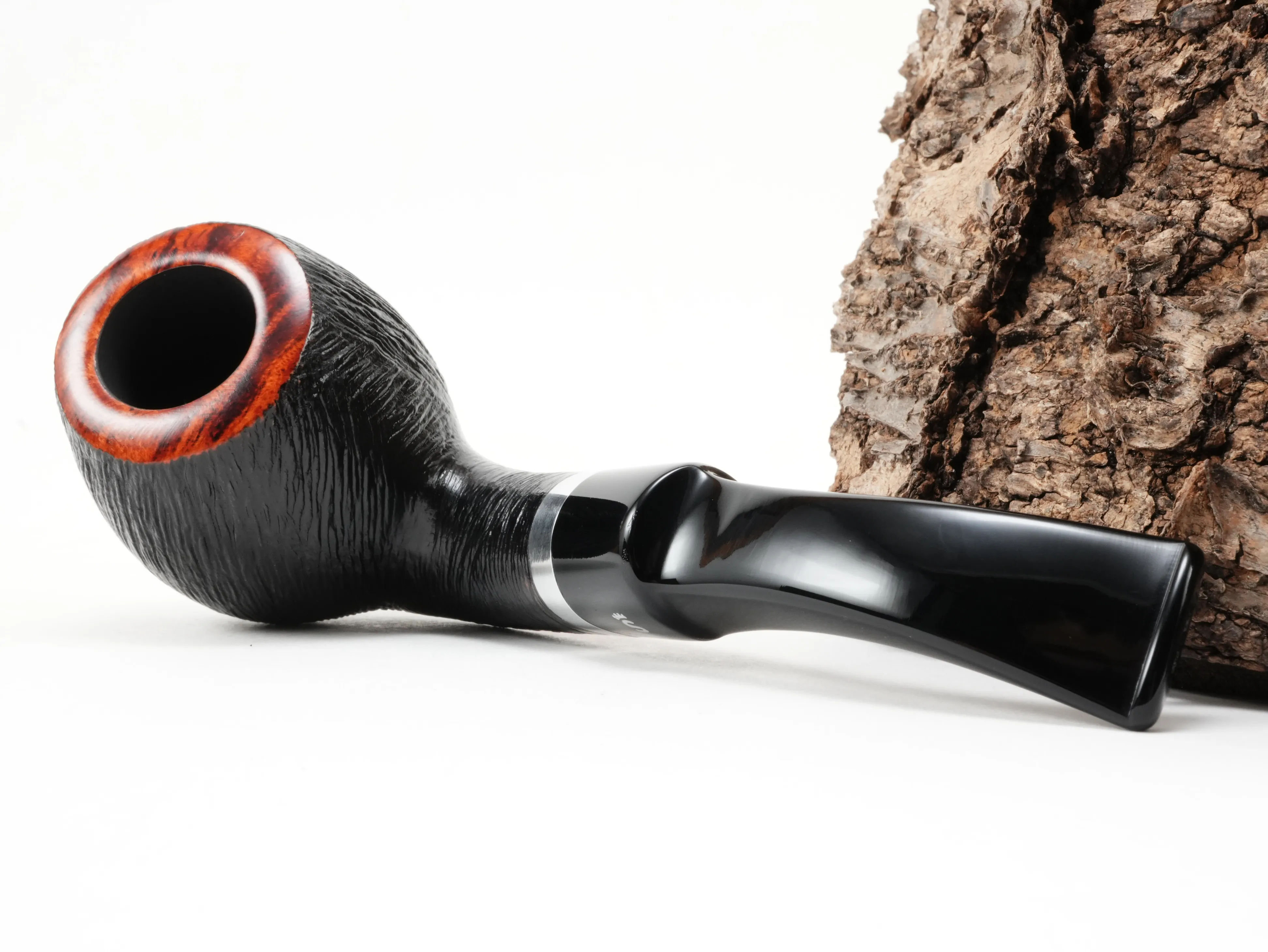 Stanwell København Brushed 232 Bent Freestyle Pfeife liegend von schräg hinten mit Blick auf den Aluminiumring am Holm