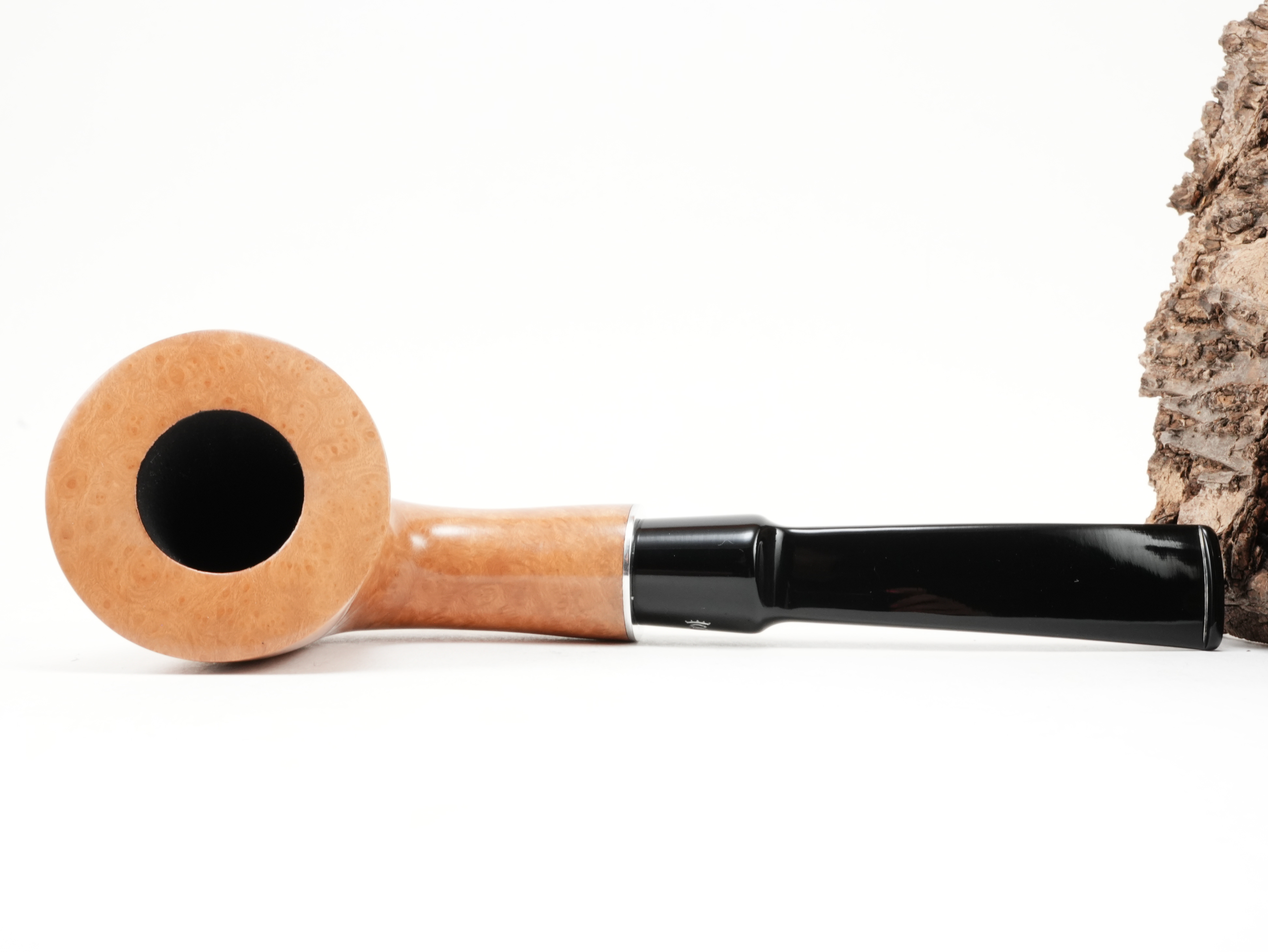 Flache Draufsicht auf die liegende Stanwell H.C. Andersen Flawless 6 mit feiner hellem Bruyère-Maserung und kurzem Mundstück