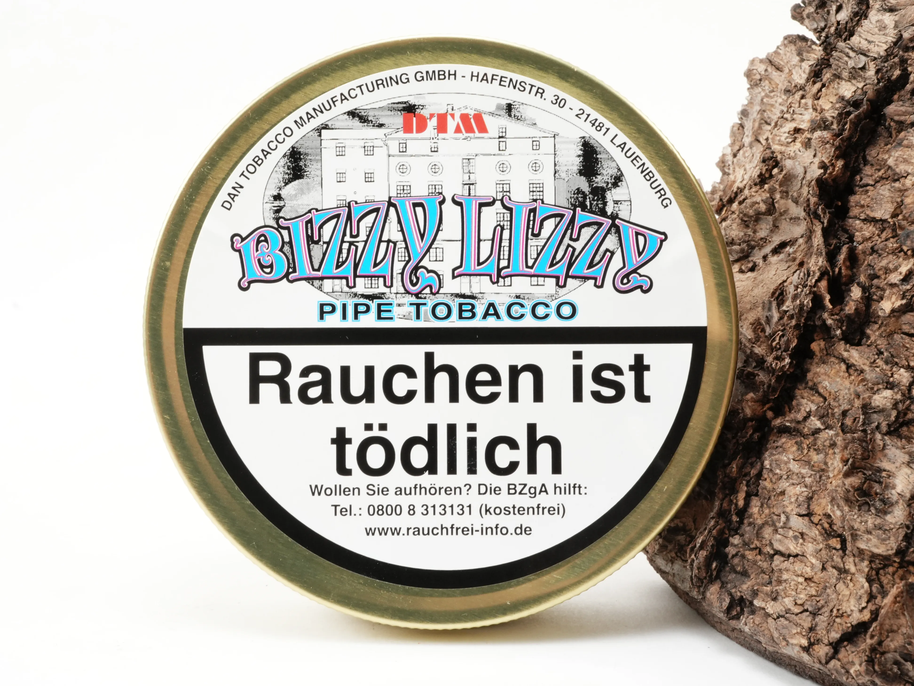 Runddose DTM Bizzy Lizzy Pfeifentabak 50g vor Rindenhintergrund – Titelbild Frontansicht