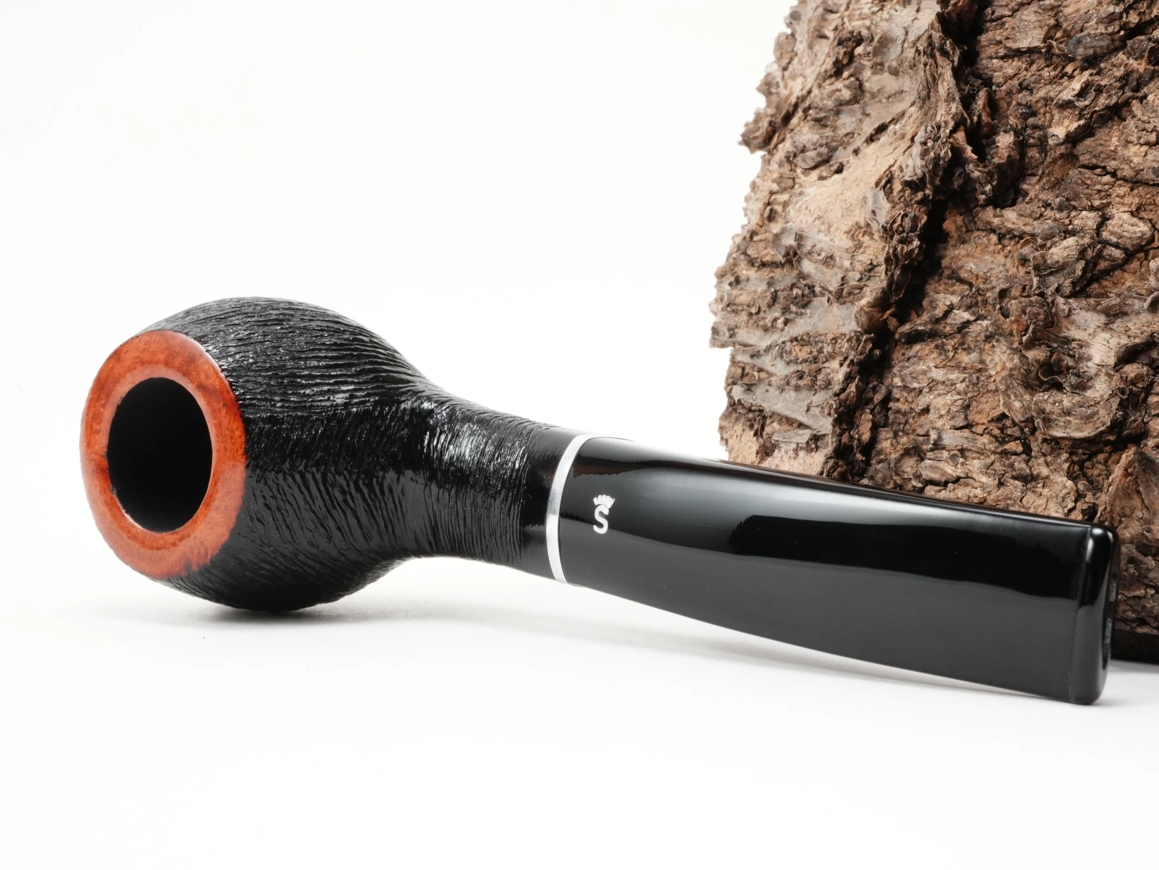 Stanwell København Brushed 182 Half-Bent Apple Pfeife liegend von schräg hinten mit Blick auf den Aluminiumring am Holm