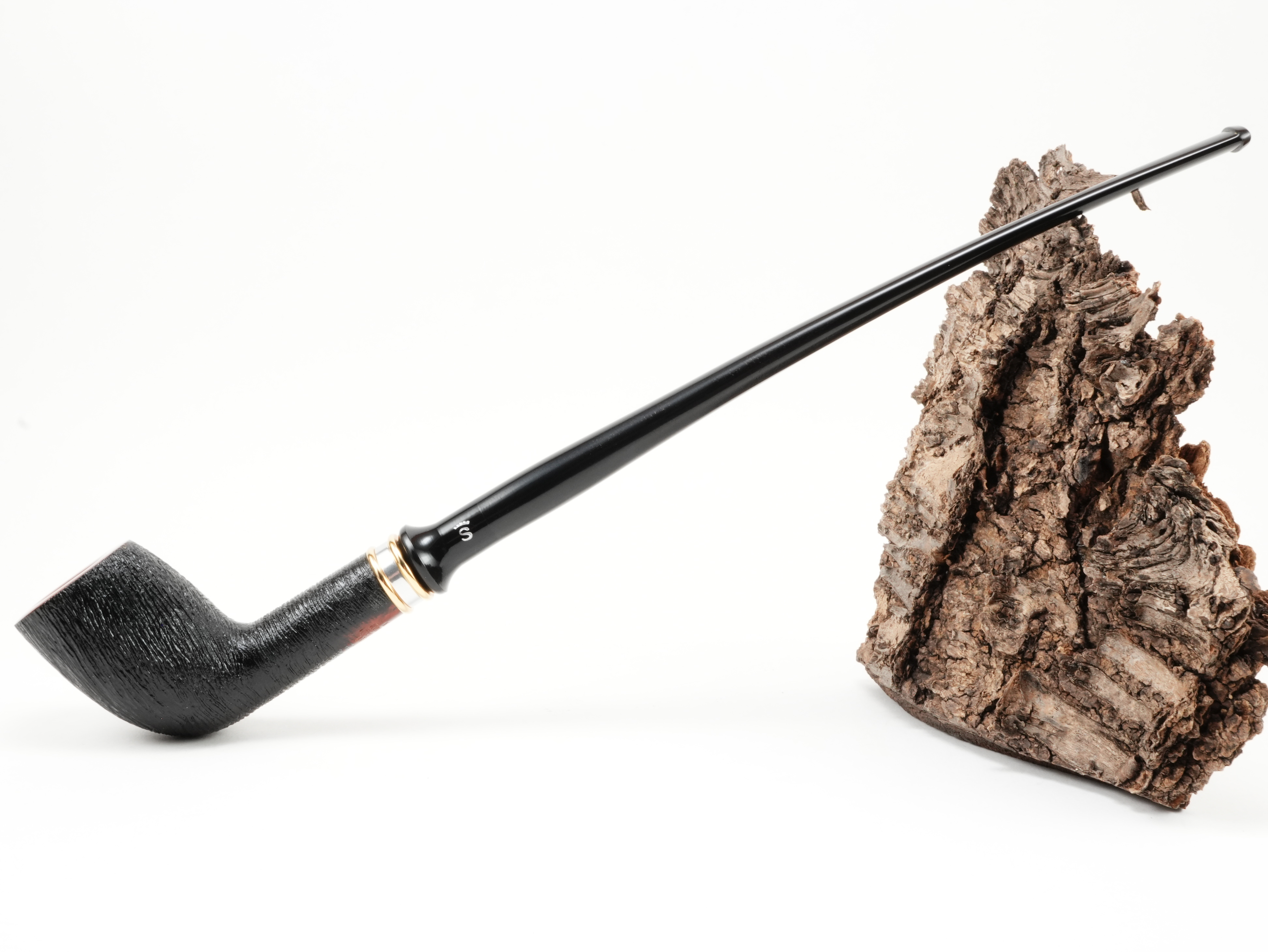 Seitenansicht der Stanwell H.C. Andersen Brushed 1 Lesepfeife in voller Länge im Albert-Shape mit langem geradem Ebonitmundstück
