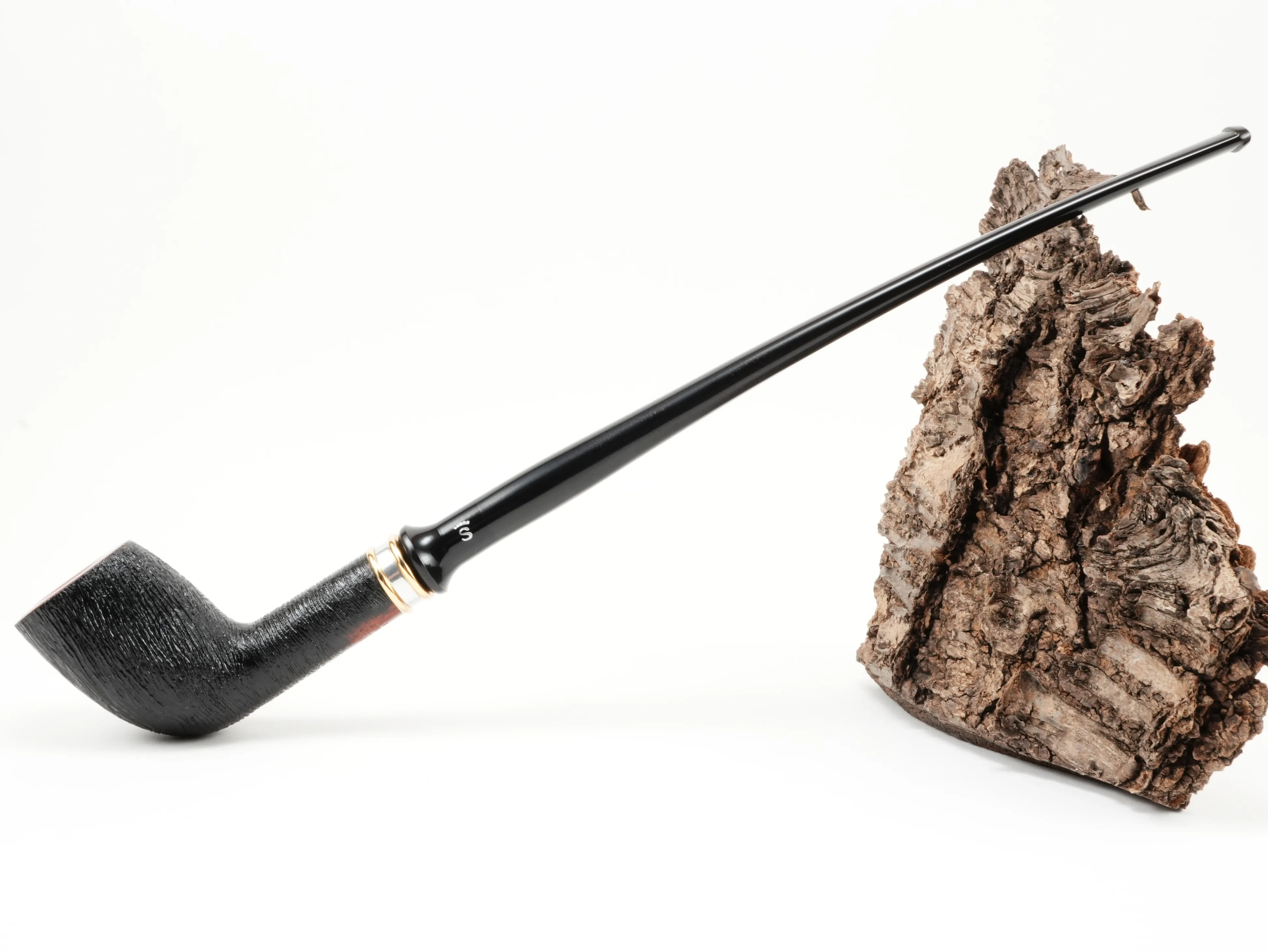 Seitenansicht der Stanwell H.C. Andersen Brushed 1 Lesepfeife in voller Länge im Albert-Shape mit langem geradem Ebonitmundstück