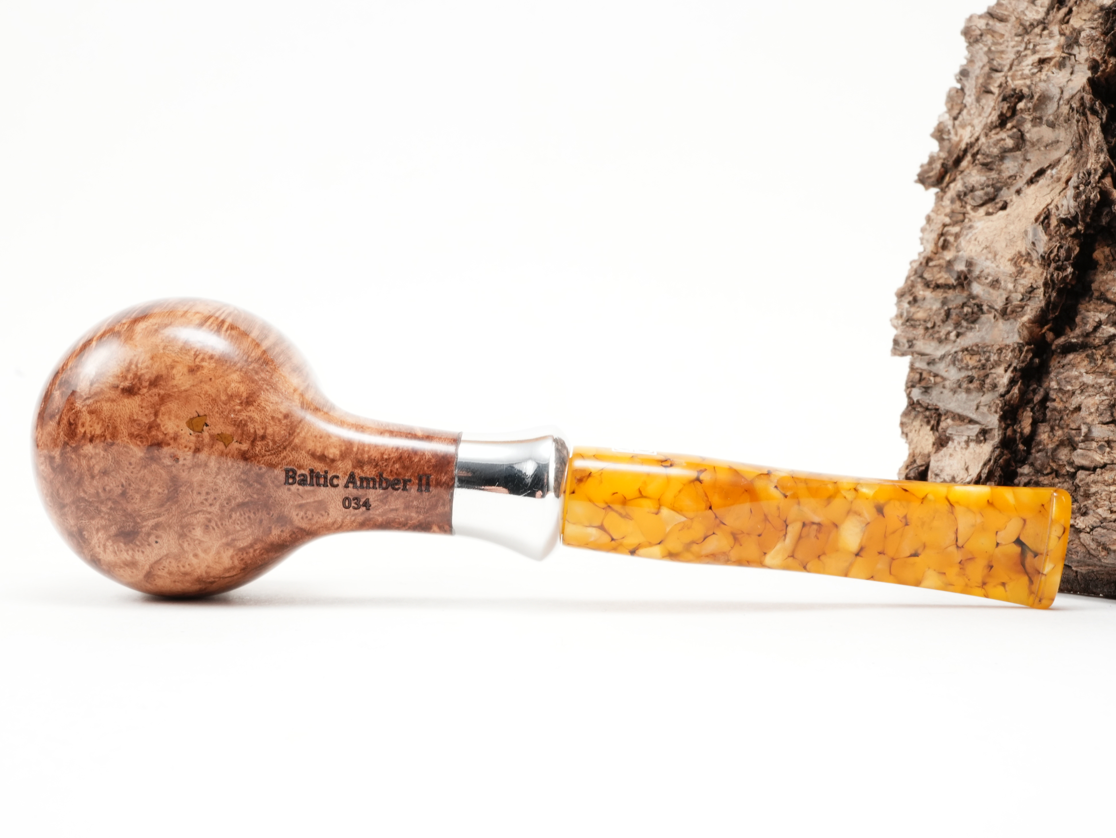 Unterseite der db Design Berlin Baltic Amber II 034 Pfeife mit sichtbarer Holzmaserung und Stempelung Baltic Amber II 034