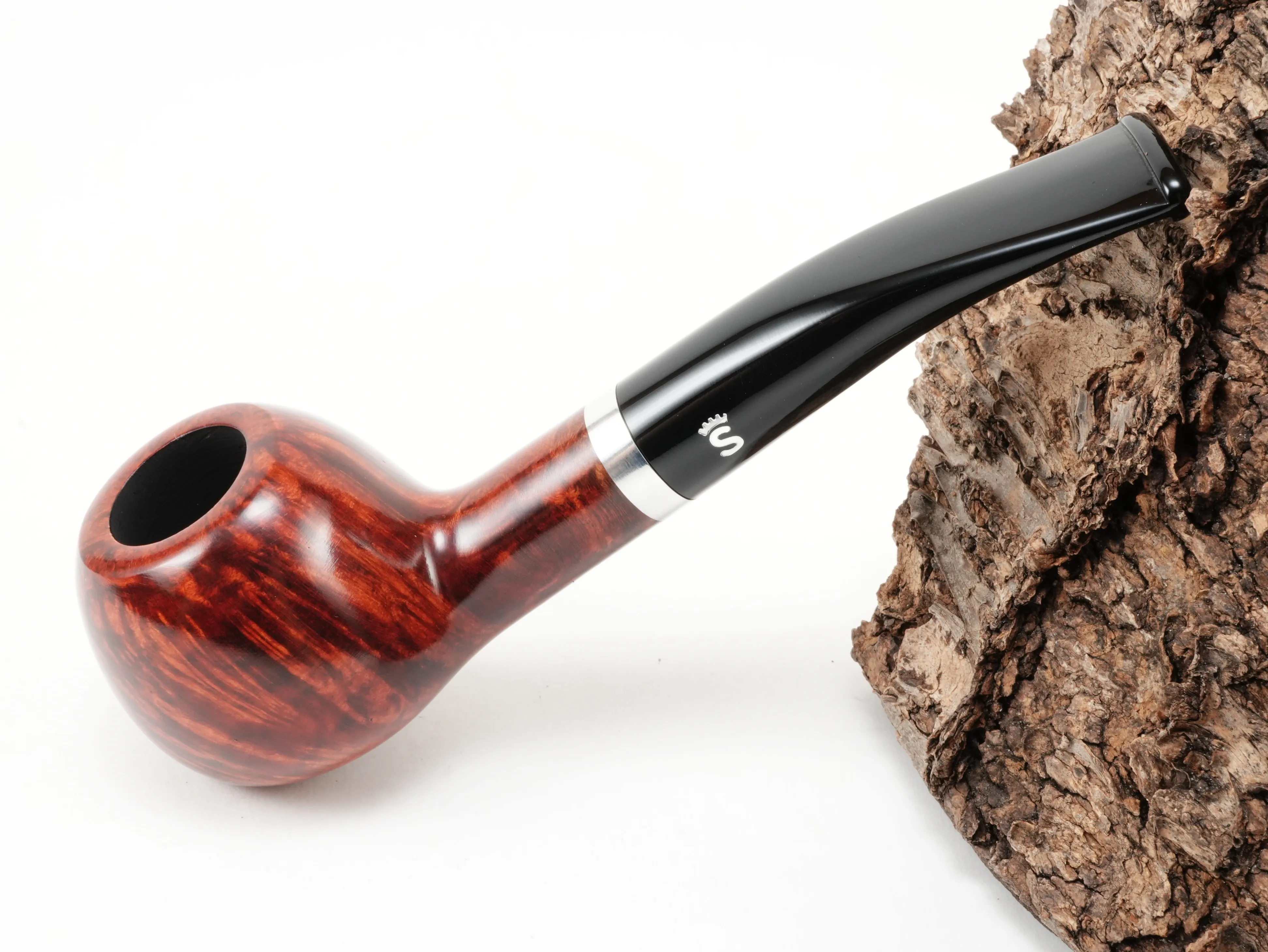 Glatte rötliche Stanwell København Terracotta 109 Pfeife Half-Bent Brandy mit Aluminiumring und schwarzem Acrylmundstück – Titelbild schräg von oben