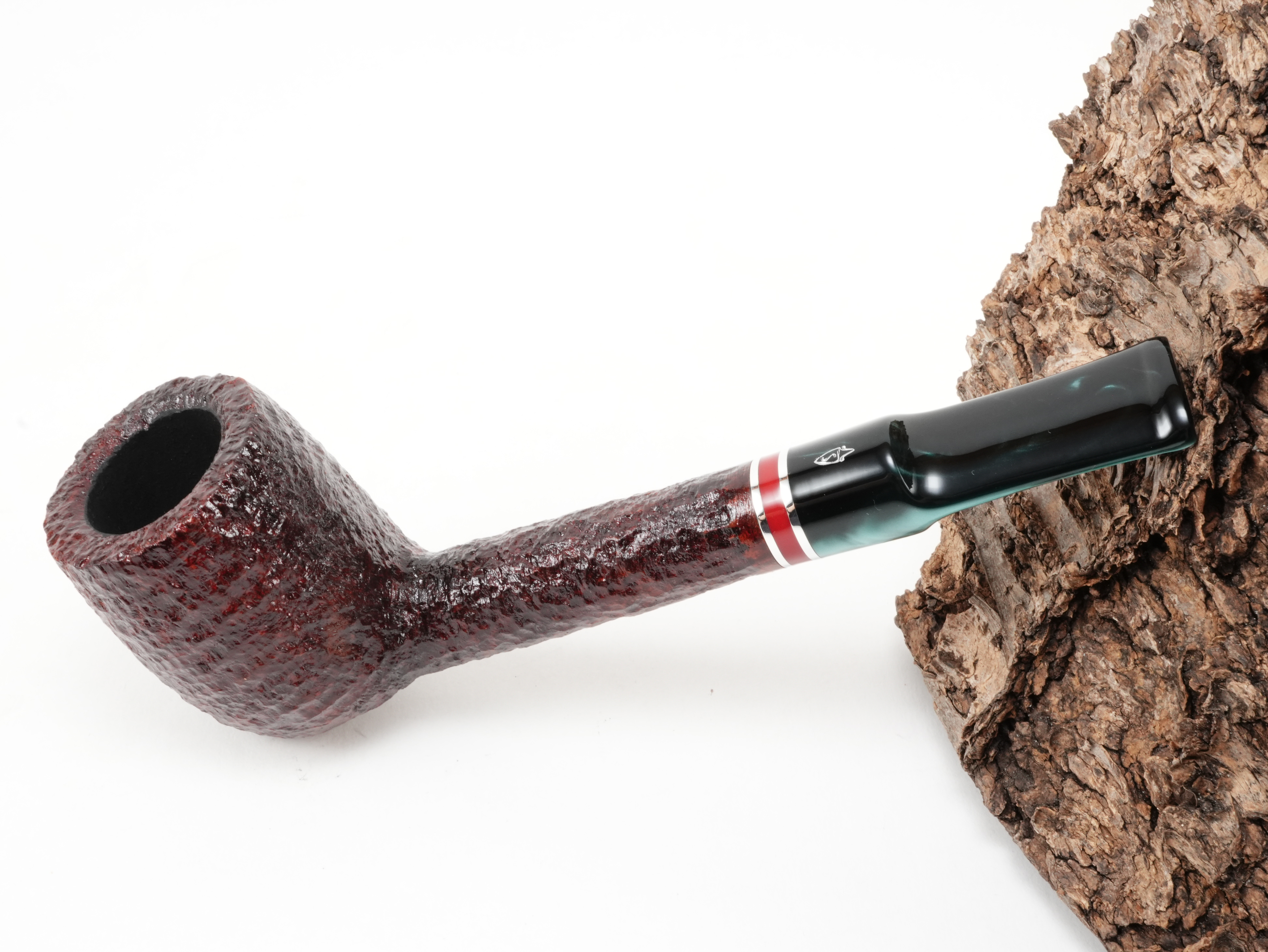 Rustizierte Savinelli Saint Nicholas 2026 Pfeife Shape 703 KS mit dunkelrotem Kopf, perlgrünem Acrylmundstück und rubinrotem Zierring – Titelbild schräg von oben