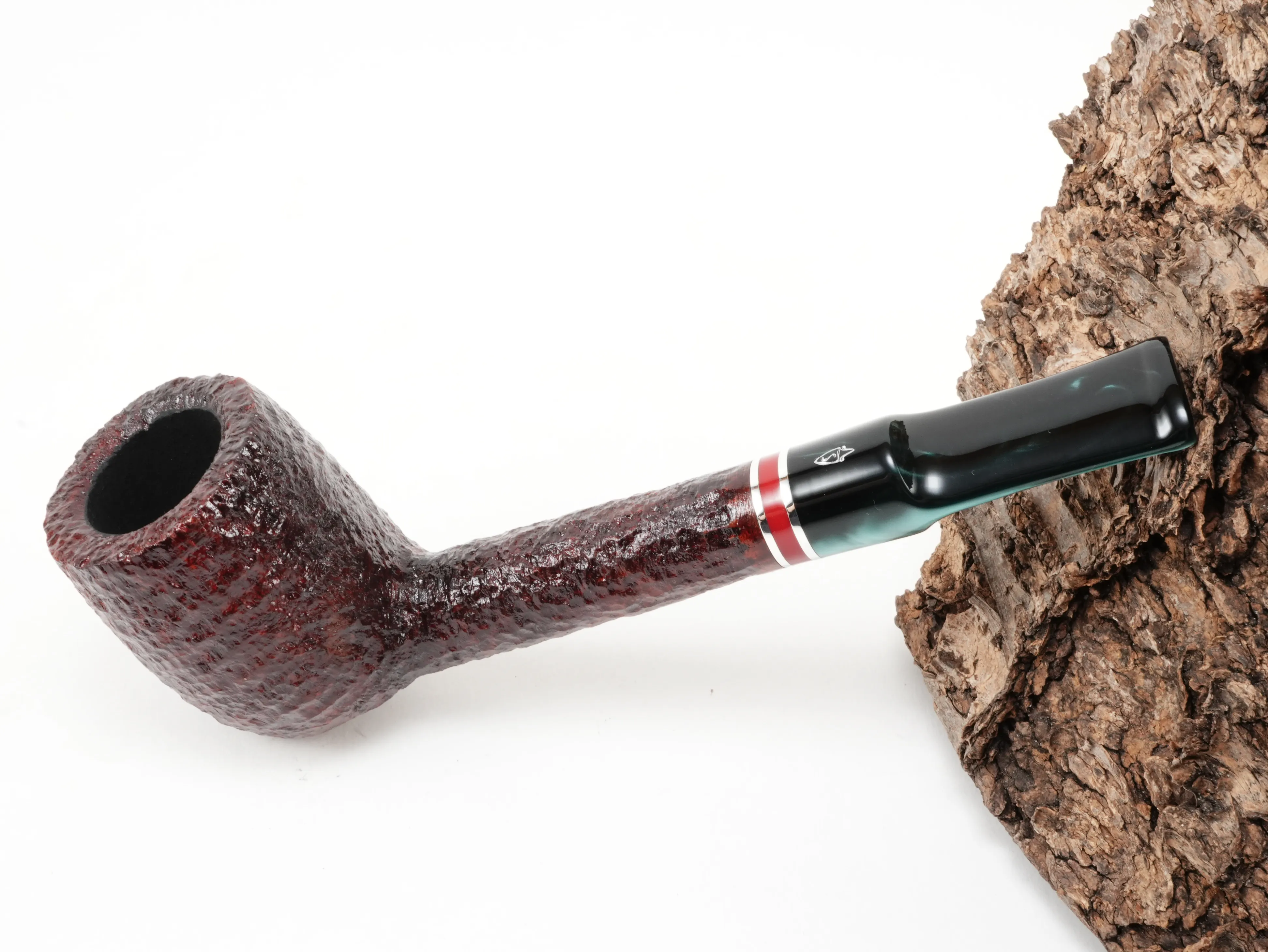 Rustizierte Savinelli Saint Nicholas 2026 Pfeife Shape 703 KS mit dunkelrotem Kopf, perlgrünem Acrylmundstück und rubinrotem Zierring – Titelbild schräg von oben