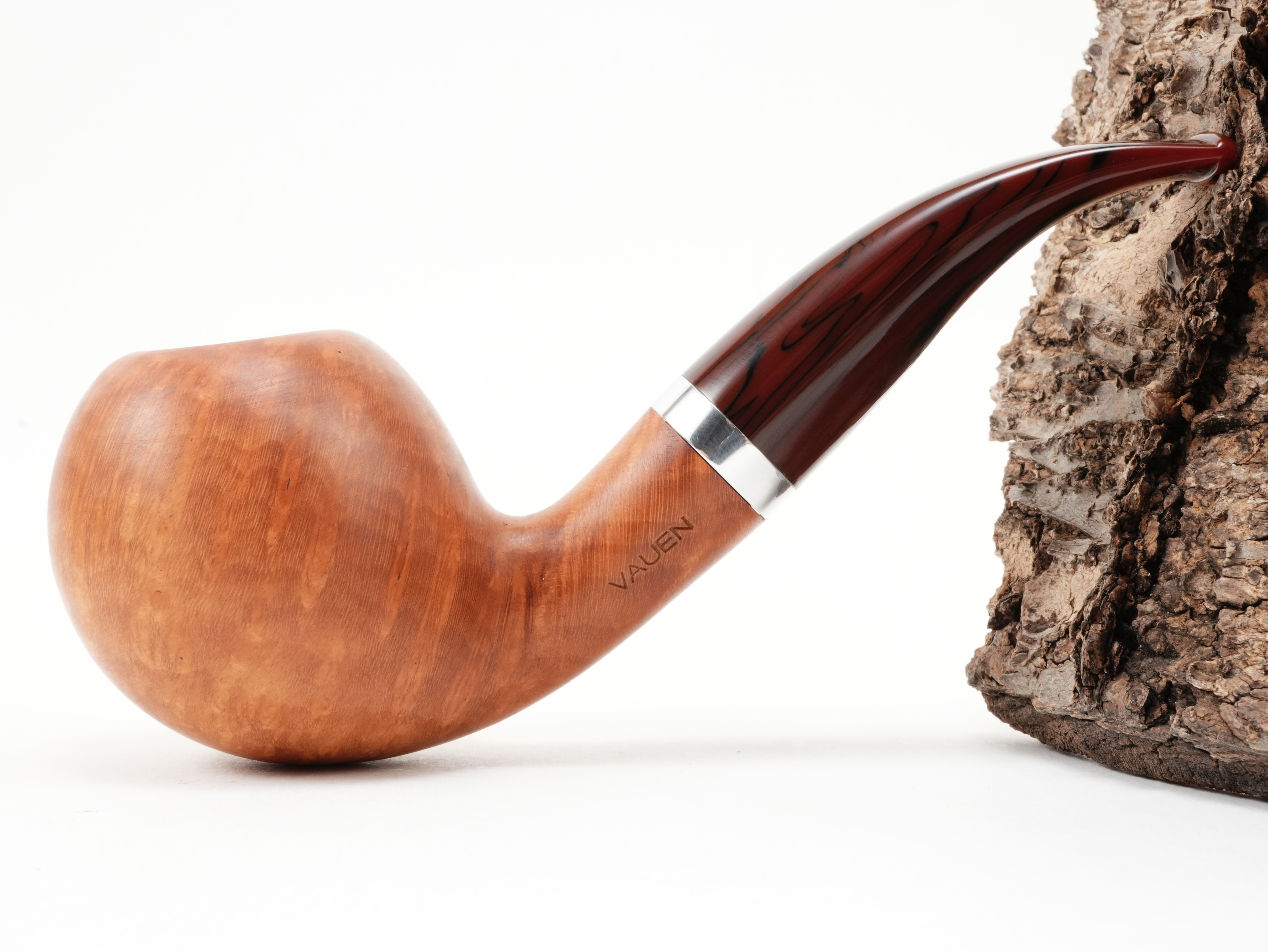 Seitenansicht der gebogenen Vauen Natura 232 Ball-Pfeife mit geöltem Bruyèreholz und braun-marmoriertem Mundstück