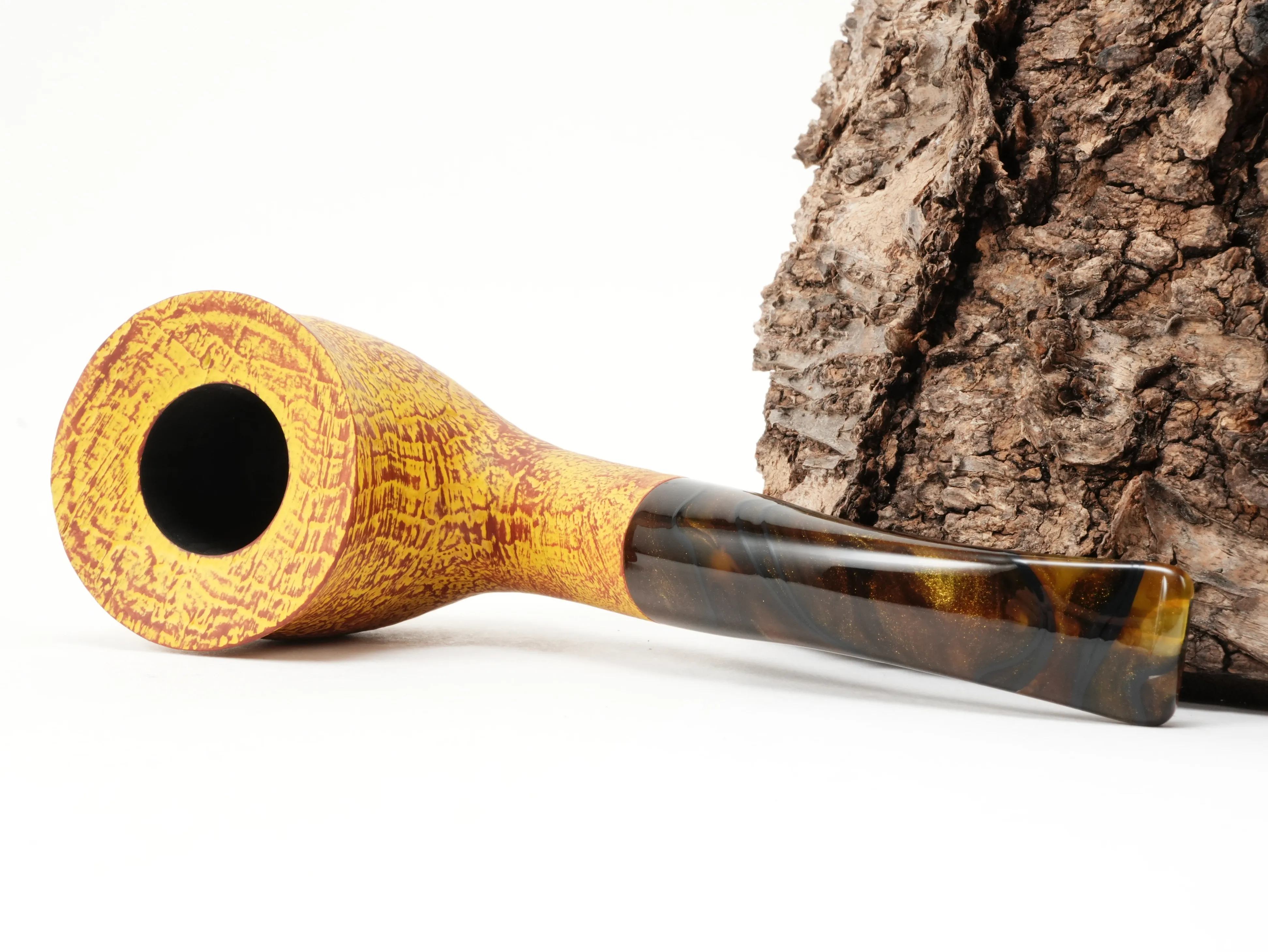 Gelbe Vauen SAVANNA 5038 Bent-Freestyle-Pfeife liegend von schräg hinten mit sandgestrahlter Struktur