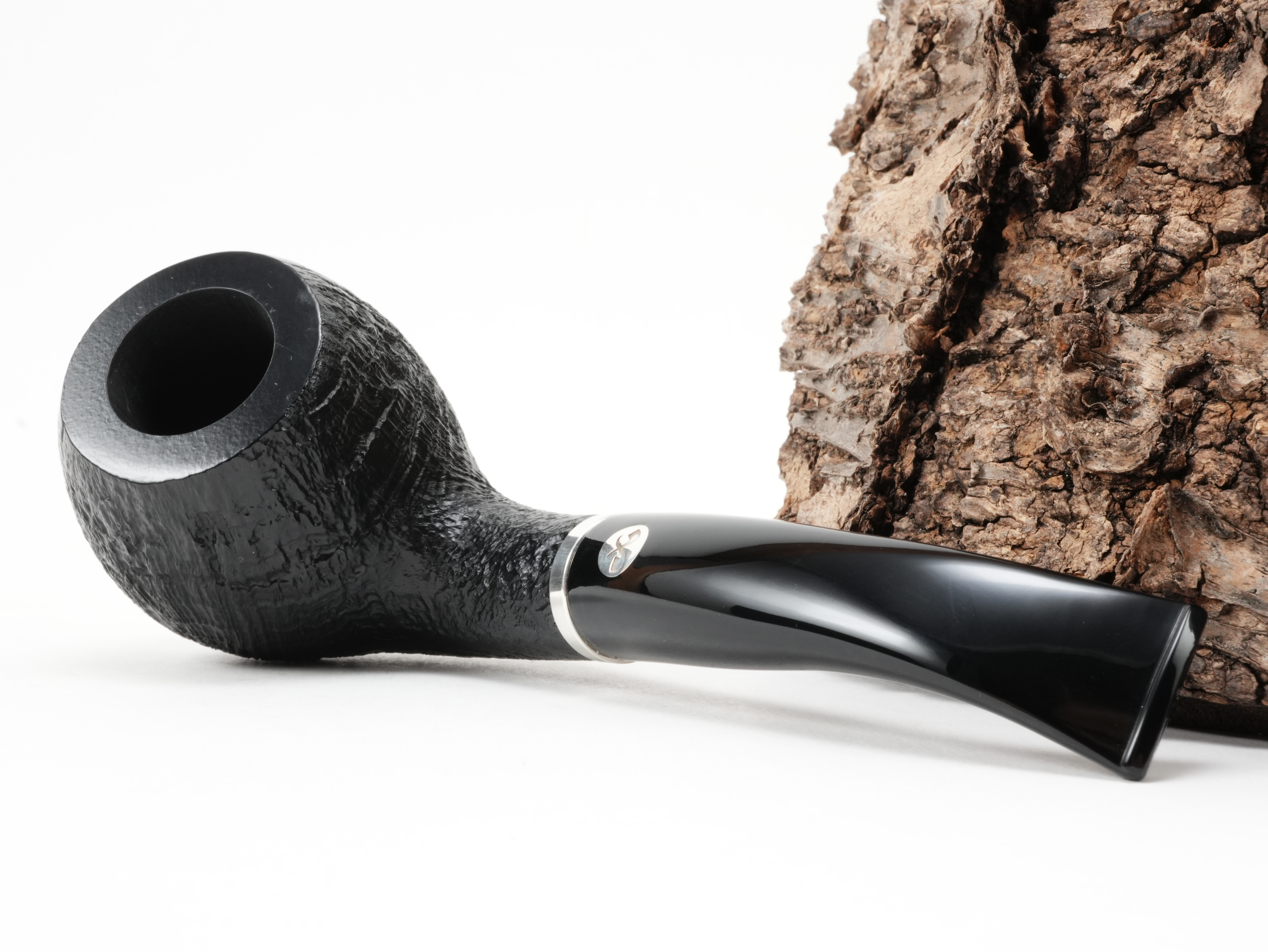 Vauen Tradition Half-Bent Ball Pfeife liegend von schräg hinten mit Blick auf das Sterling-Silberlogo am Mundstückansatz