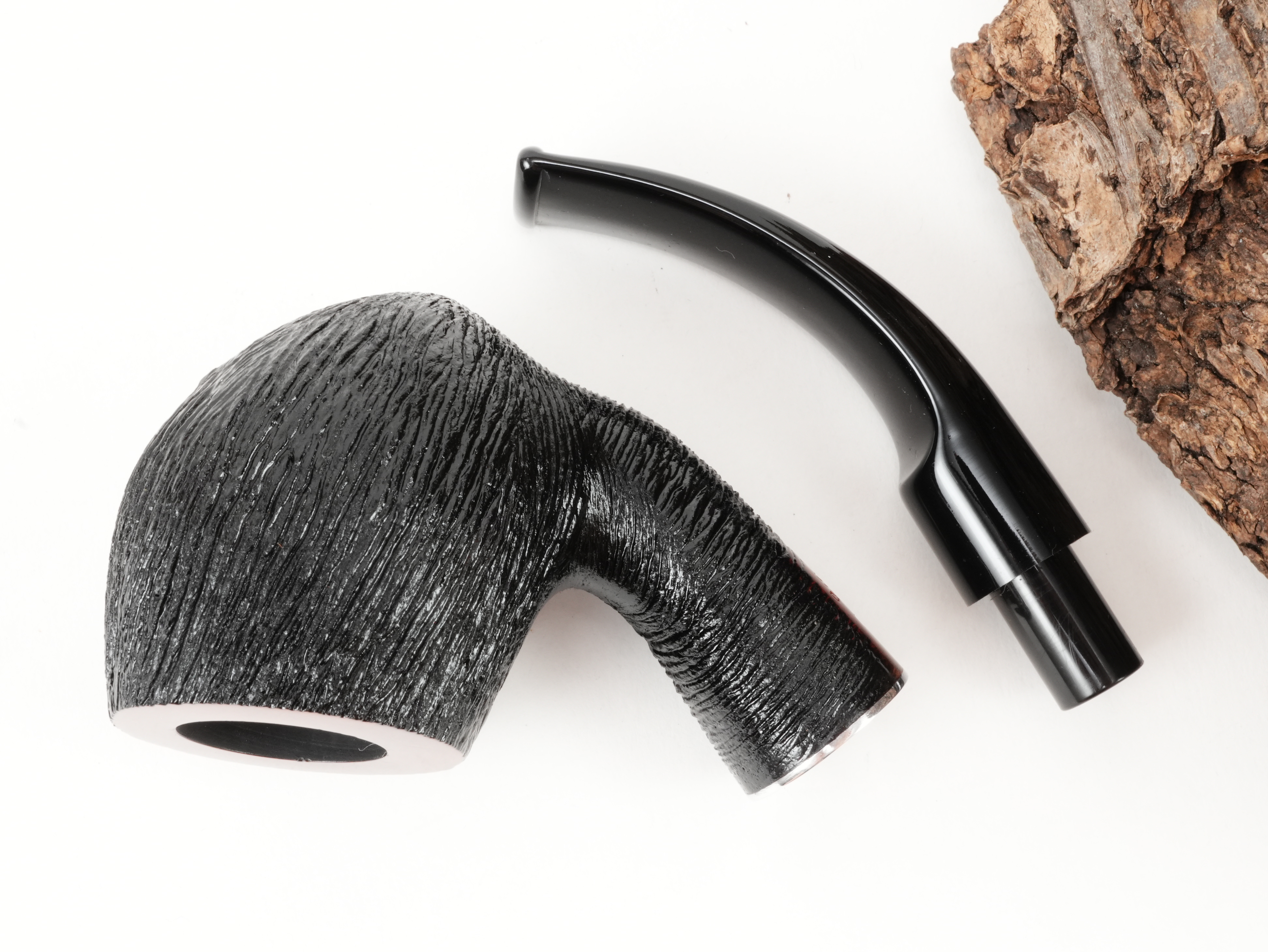 Draufsicht auf die zerlegte Stanwell H.C. Andersen Brushed 7 mit getrenntem schwarz gebürstetem Bruyèrekopf und kurzem Acrylmundstück