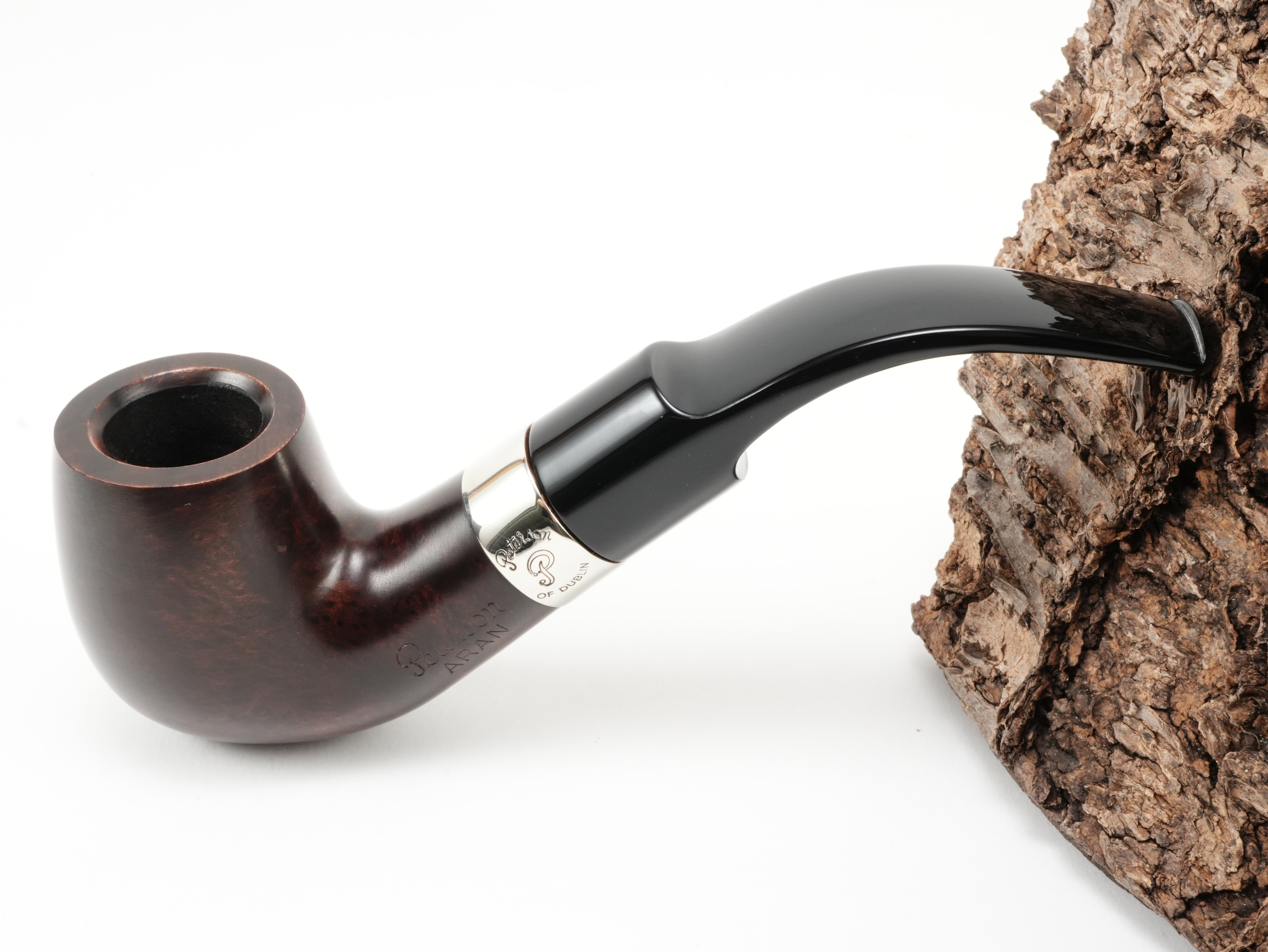 Dunkelbraun gebeizte Peterson Aran XL90 Nickel Pfeife Bent Classic mit glänzendem Nickelring und schwarzem Acrylmundstück – Titelbild schräg von oben