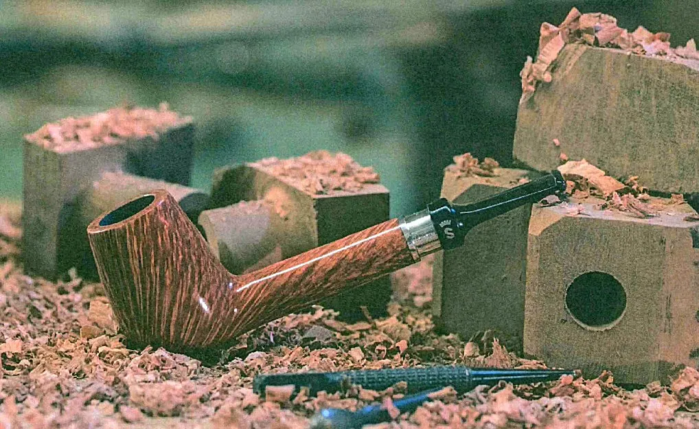 Mood Bild einer Stanwell Jahrespfeife auf Holzspänen an eine Bruyère Block