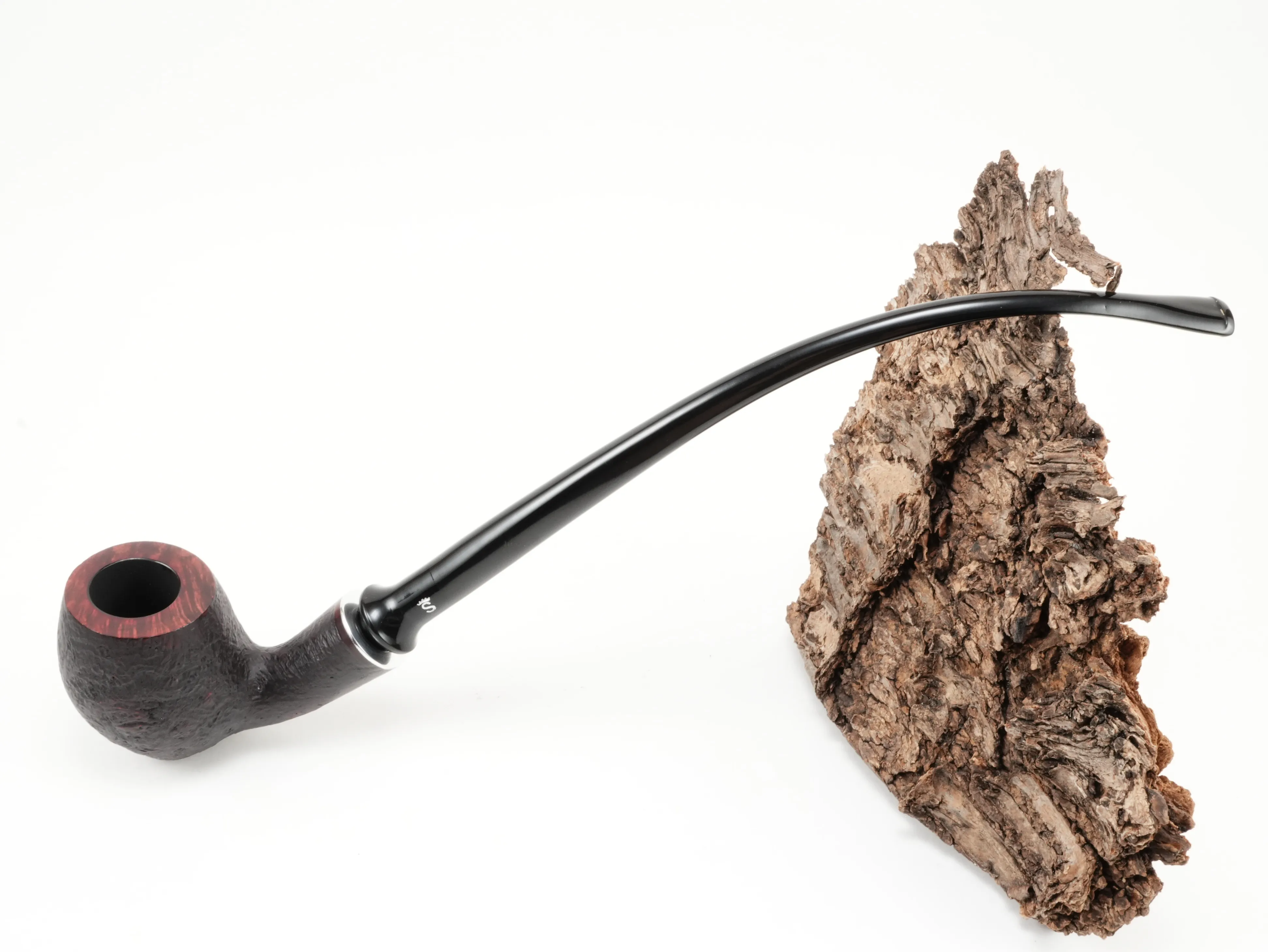 Stanwell H.C. Andersen Sandblasted 7 Lesepfeife mit langem Ebonitmundstück und Metallring – Titelbild schräg von oben