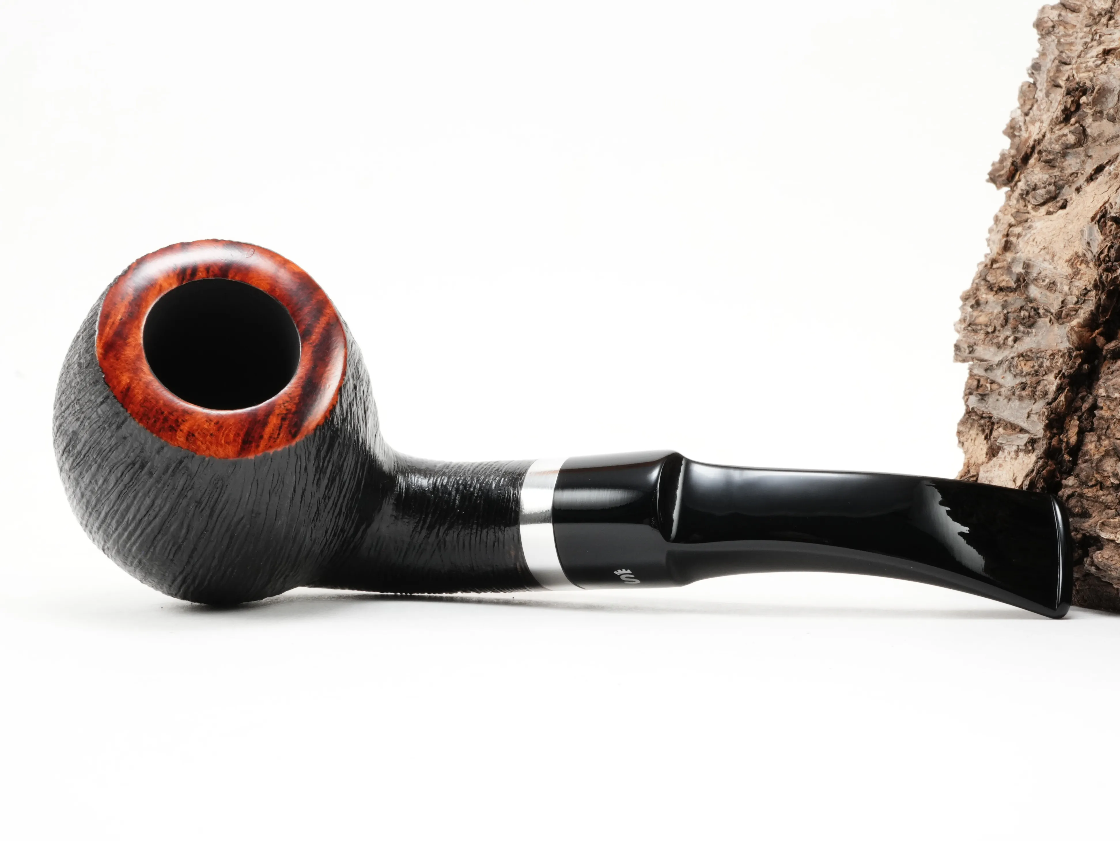 Flache Draufsicht auf die liegende Stanwell København Brushed 232 Pfeife mit Fokus auf den schwarz gebürsteten Pfeifenkopf