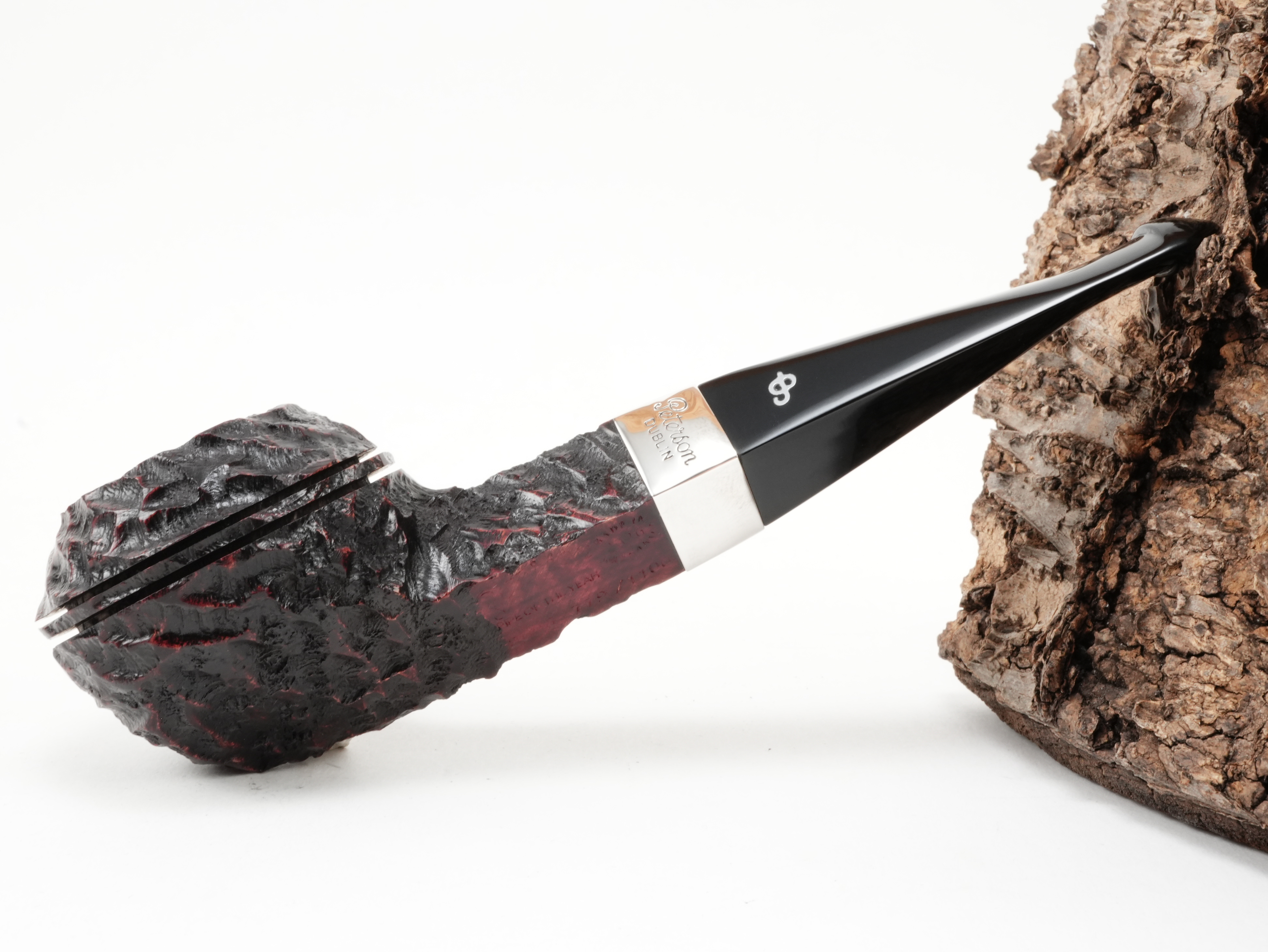 Seitenansicht der Peterson Jahrespfeife 2026 Rustic mit dunkel rustiziertem Kopf und Sterling-Silberring
