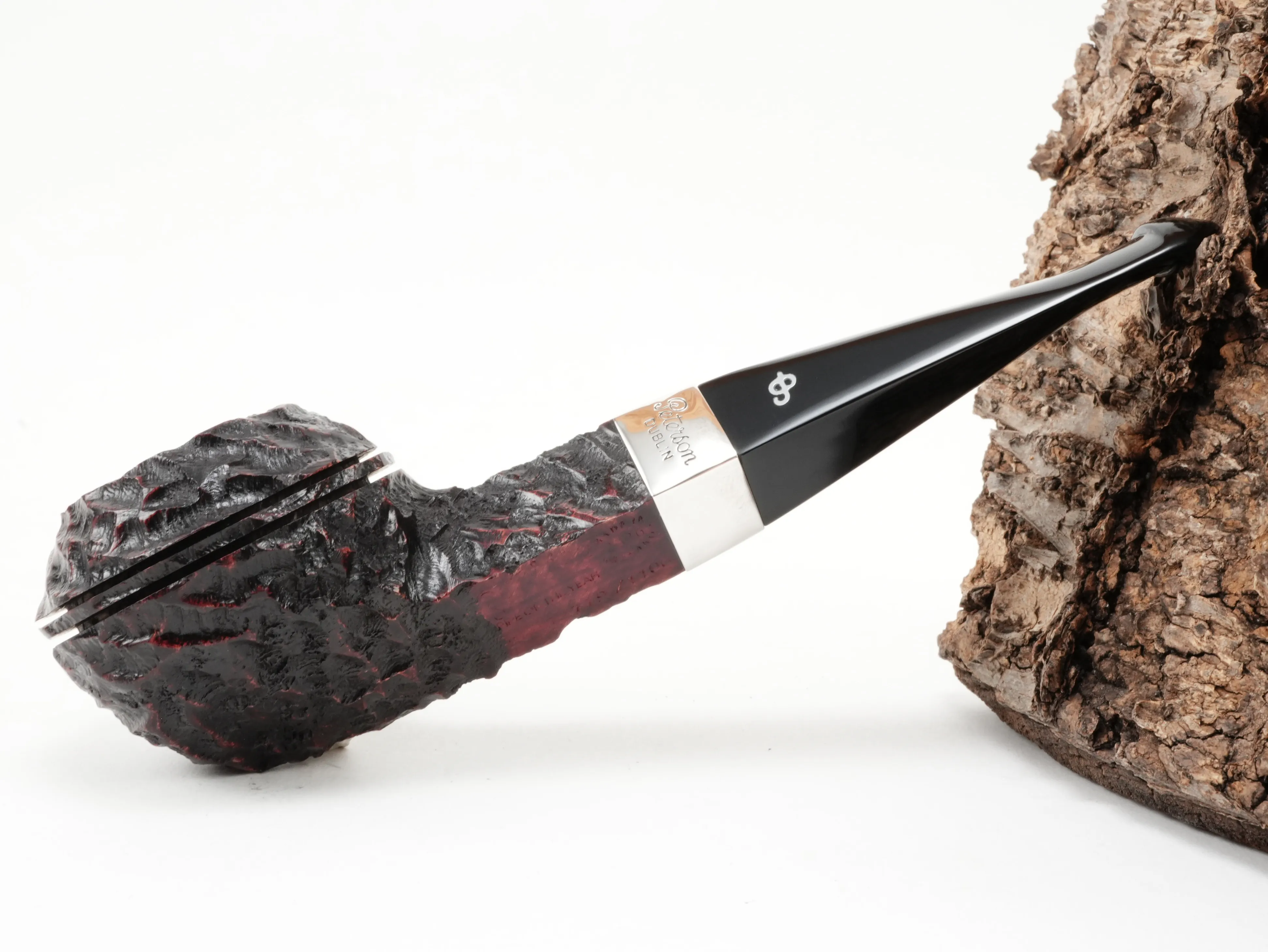 Seitenansicht der Peterson Jahrespfeife 2026 Rustic mit dunkel rustiziertem Kopf und Sterling-Silberring