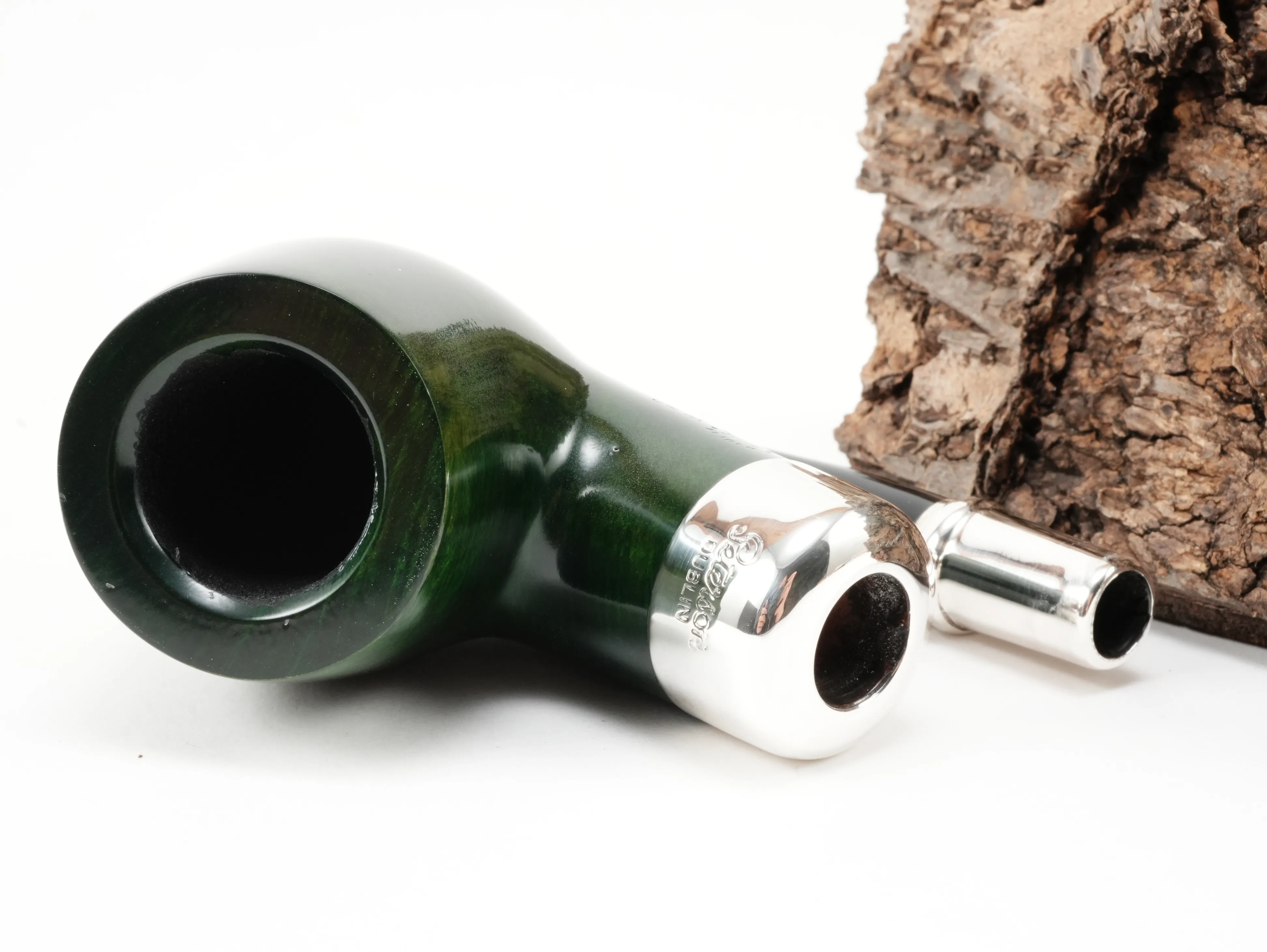 Zerlegte Peterson Spigot Green XL90 Pfeife mit Blick auf die 9mm Filterbohrung und die Peterson Dublin Silbermontage am Holmende