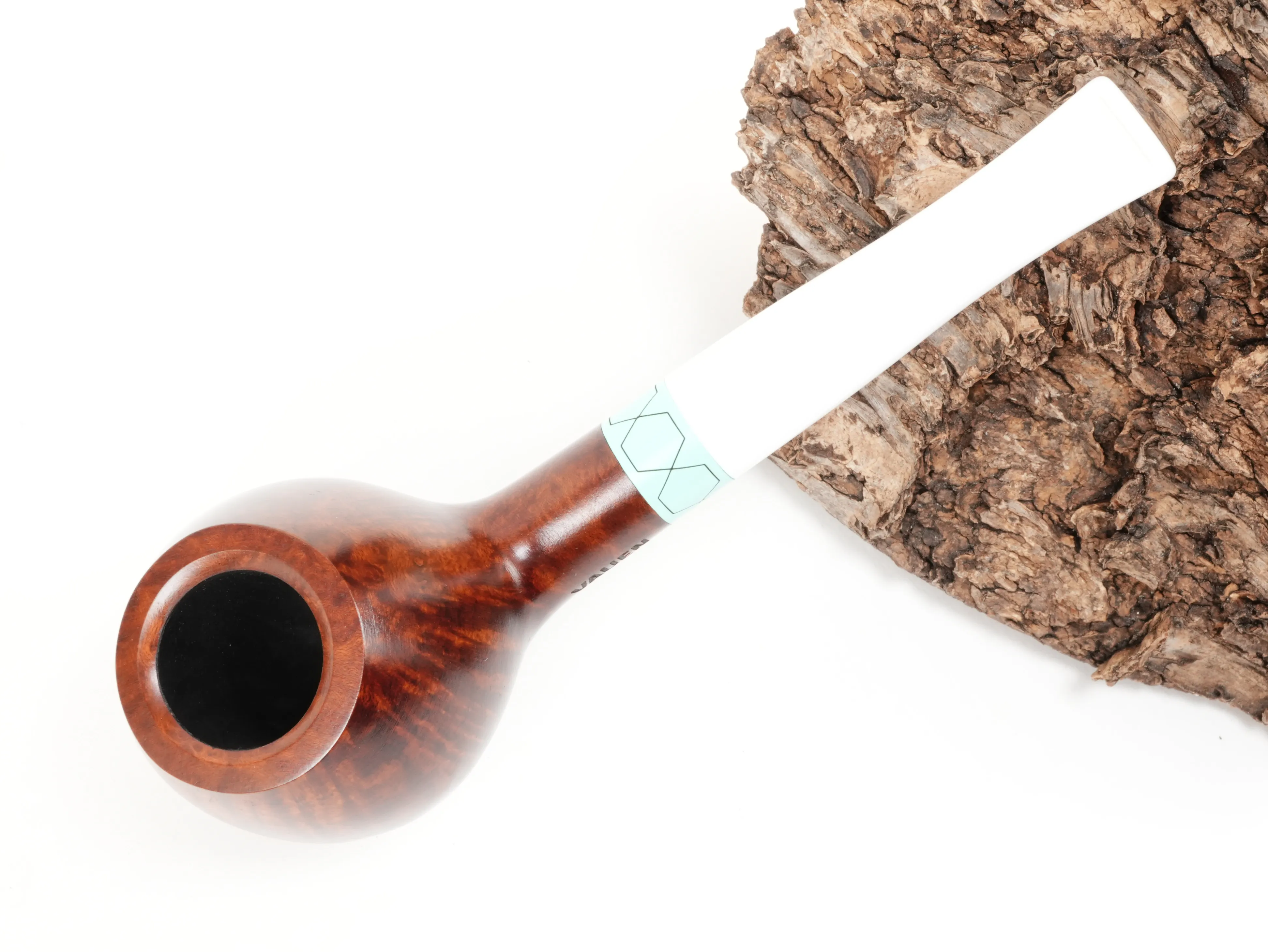 Stehende Vauen VELA 2431 Brandy-Pfeife in der Draufsicht mit Blick in die Tabakkammer, auf den Zierring und das weiße Mundstück