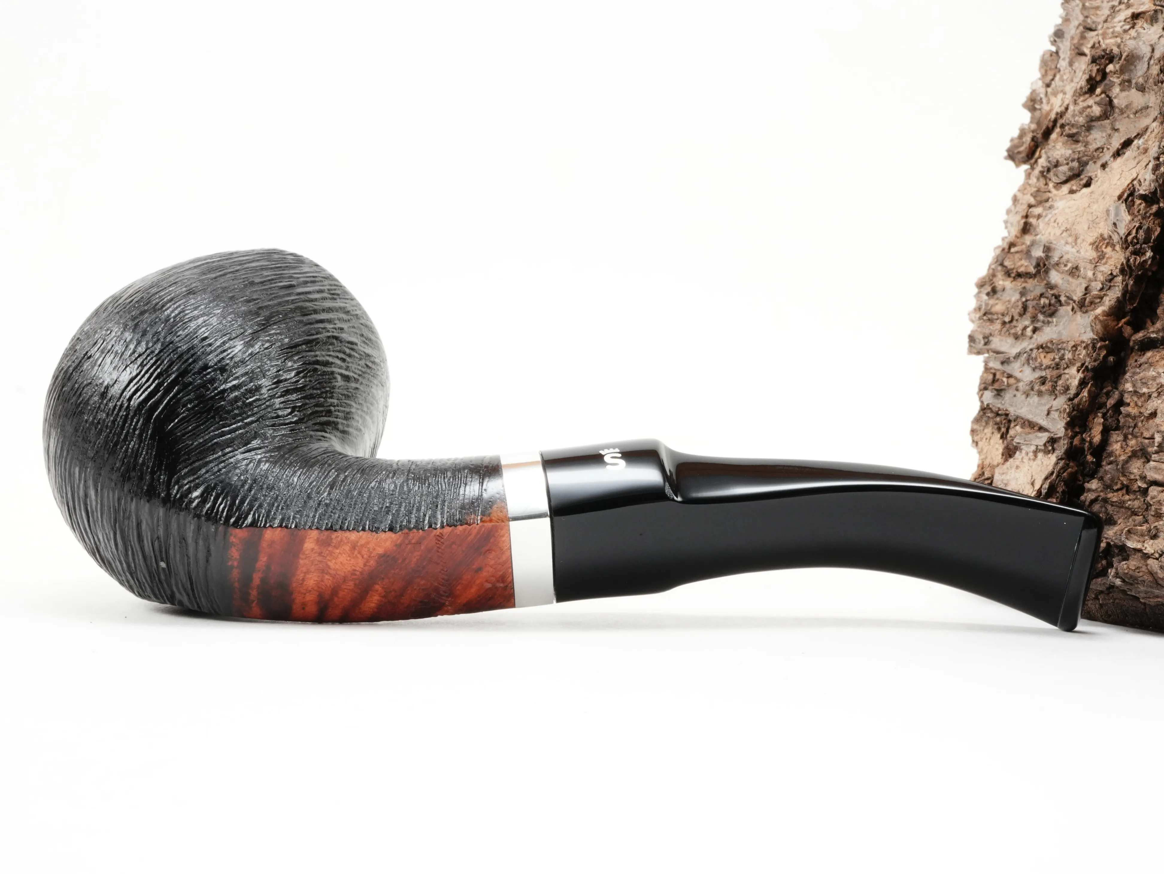 Unterseite der Stanwell København Brushed 232 Pfeife mit glatter rötlicher Fläche und Stempelung Stanwell København 232
