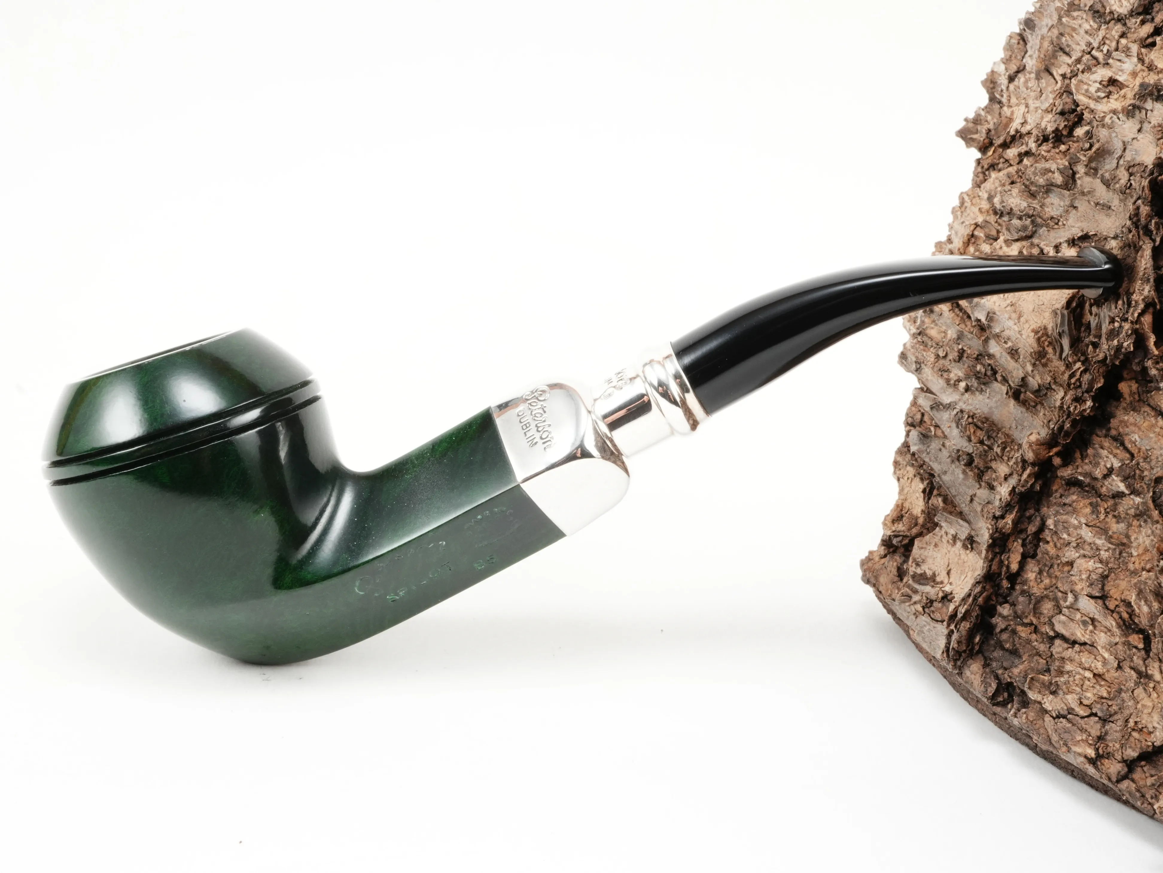 Seitenansicht der leicht gebogenen Peterson Spigot Green B5 Bulldog-Pfeife mit glatter grüner Oberfläche und diamantförmigem Holm