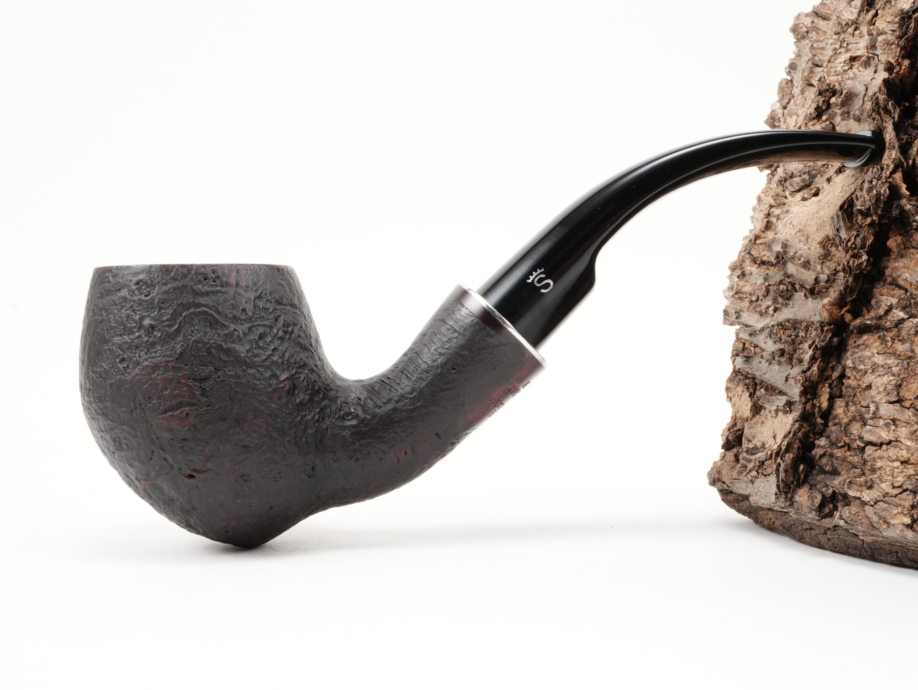 Seitenansicht der Stanwell H.C. Andersen Sandblasted 7 Pfeife mit sandgestrahlter Oberfläche und rötlich-glatter Stempelfläche am Holm