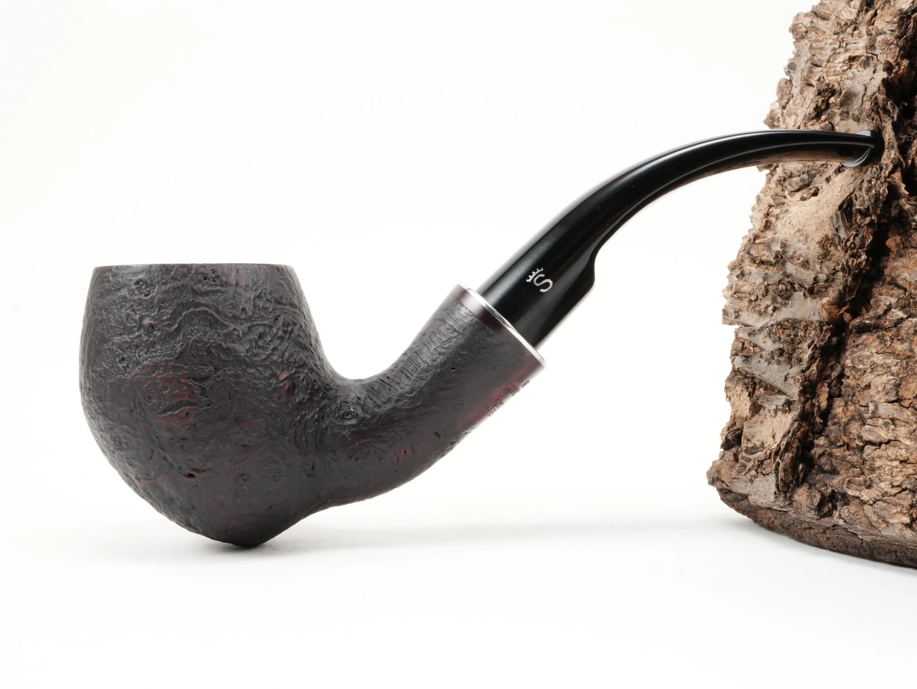 Seitenansicht der Stanwell H.C. Andersen Sandblasted 7 Pfeife mit sandgestrahlter Oberfläche und rötlich-glatter Stempelfläche am Holm