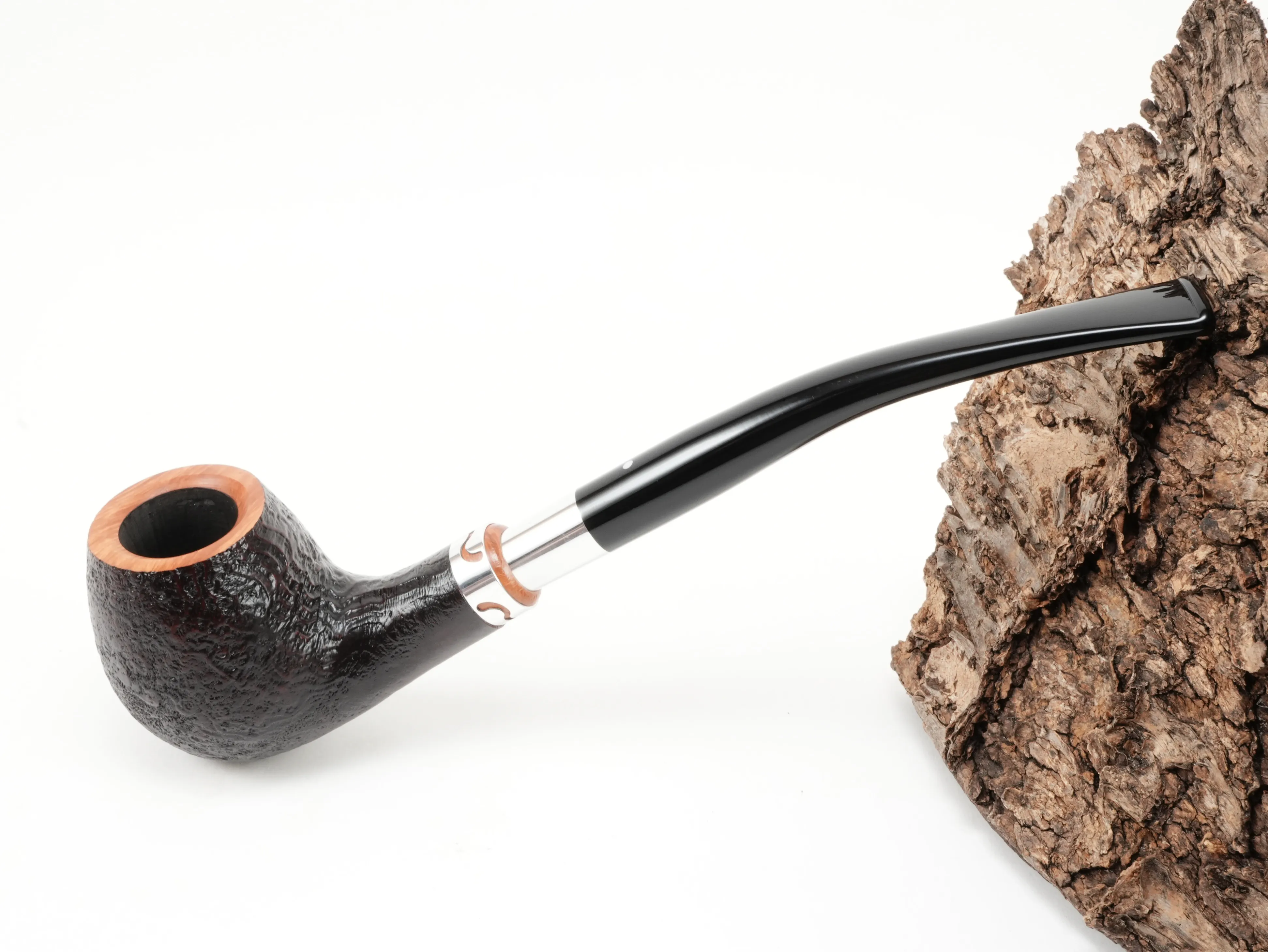 Sandgestrahlte Vauen YORKSHIRE 561 Half-Bent-Classic-Pfeife in Dunkelrot-Braun mit naturbelassenem Rand, Zierring und langem schwarzen Steckermundstück – Titelbild schräg von oben
