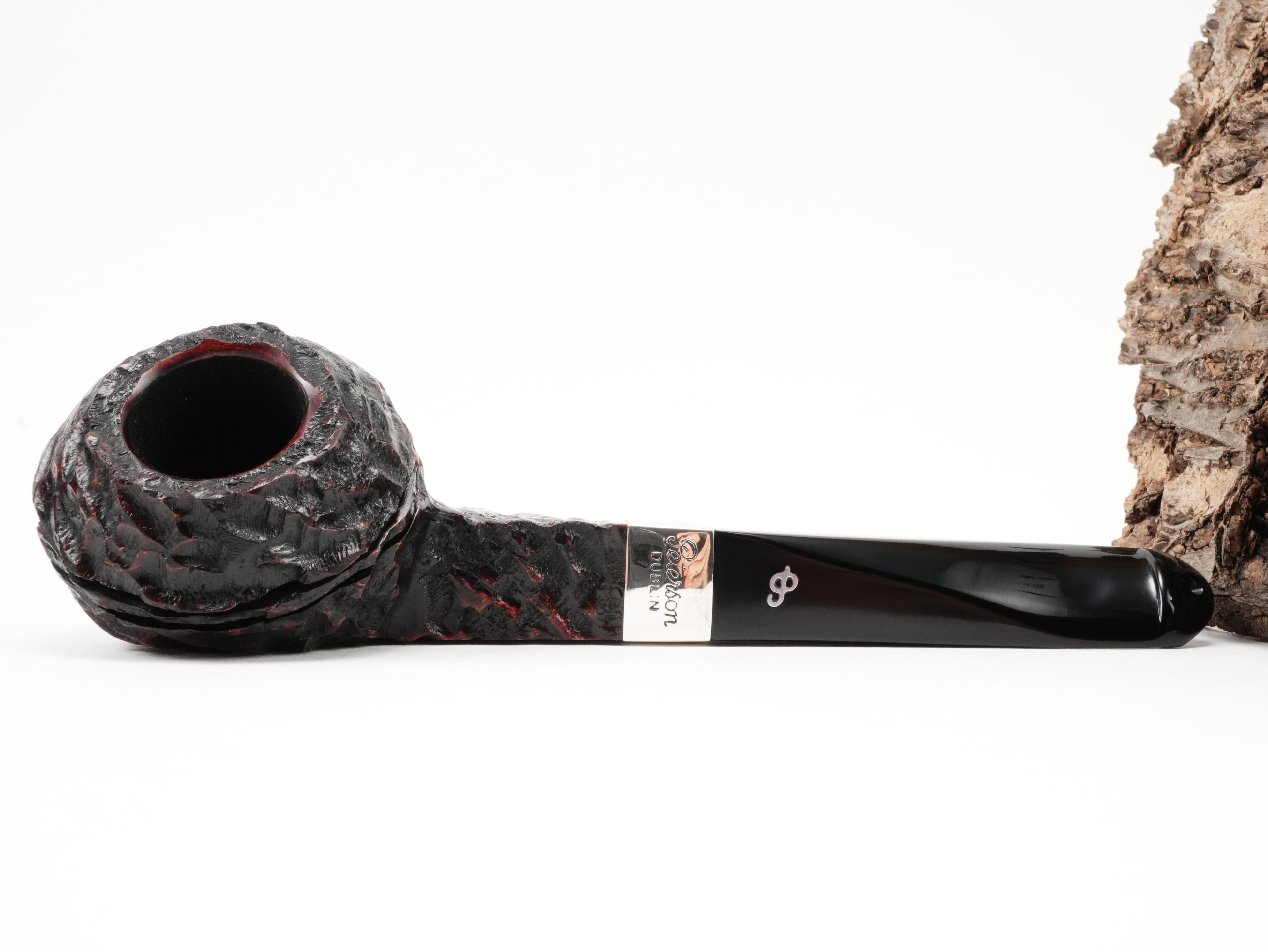 Flache Draufsicht auf die liegende Peterson Pipe of the Year 2026 Rustic mit rötlicher und dunkler Rustizierung