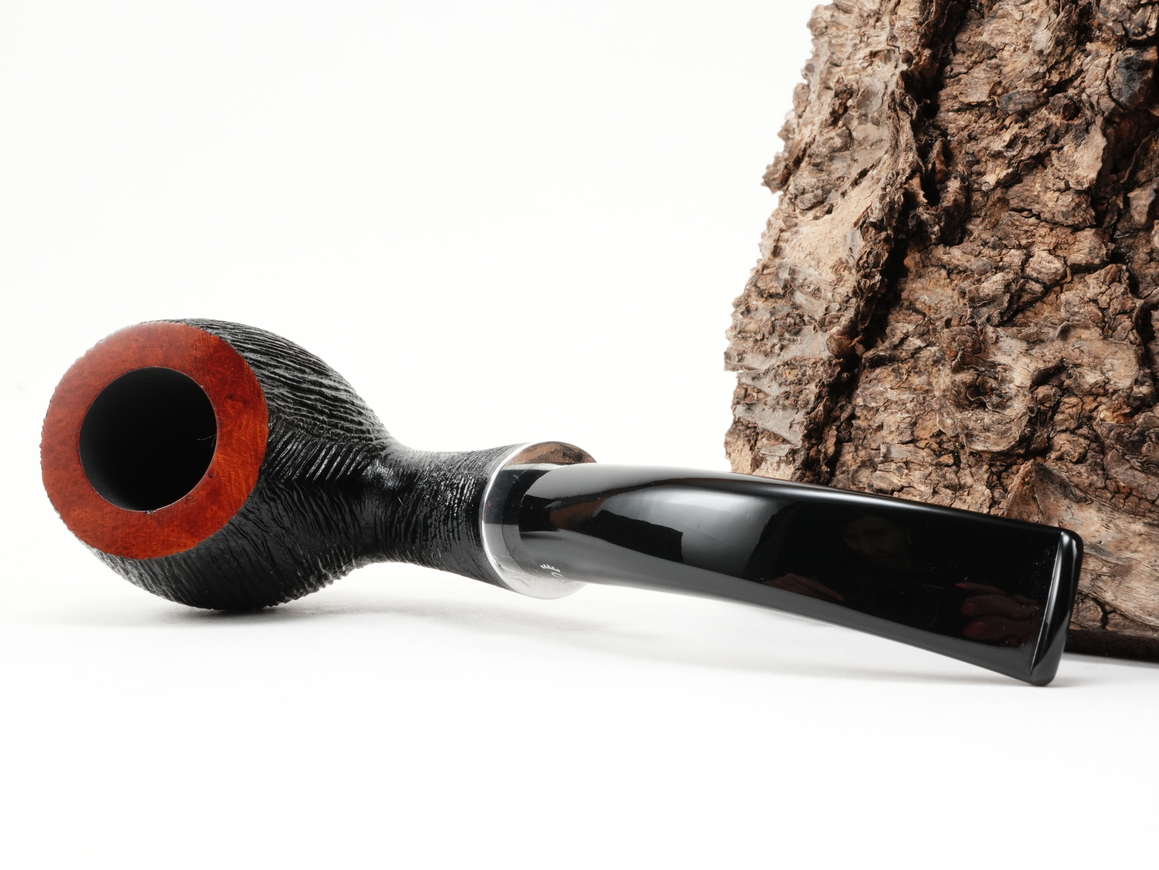 Stanwell H.C. Andersen Brushed 7 Pfeife liegend von schräg hinten mit glänzendem Metallring und gebürsteter Oberflächenstruktur