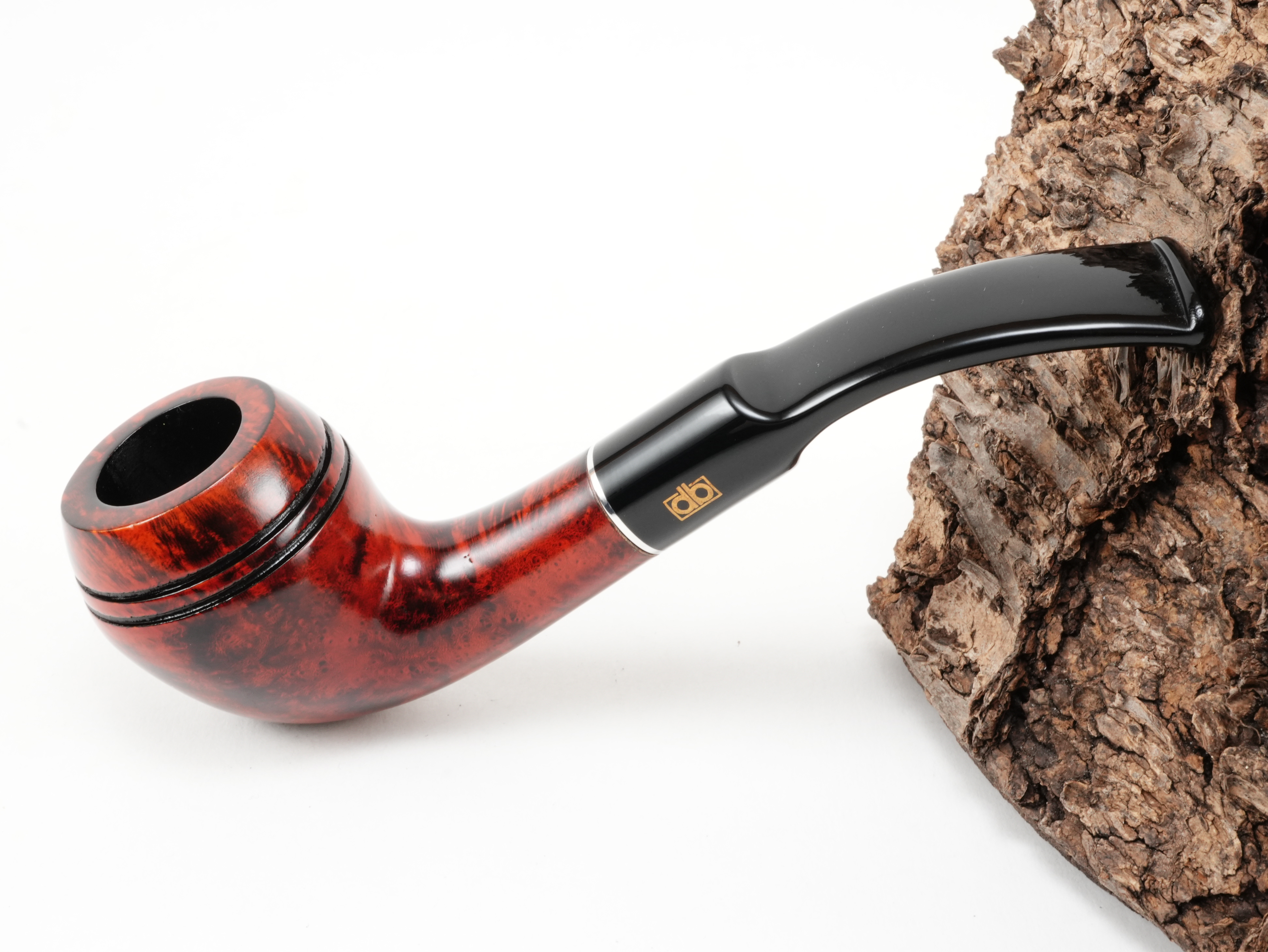 Rot-schwarz polierte db Design Berlin Rügen rot 040/42 Pfeife Half-Bent Rhodesian mit Zierrillen, Aluminiumring und schwarzem Acrylmundstück – Titelbild schräg von oben