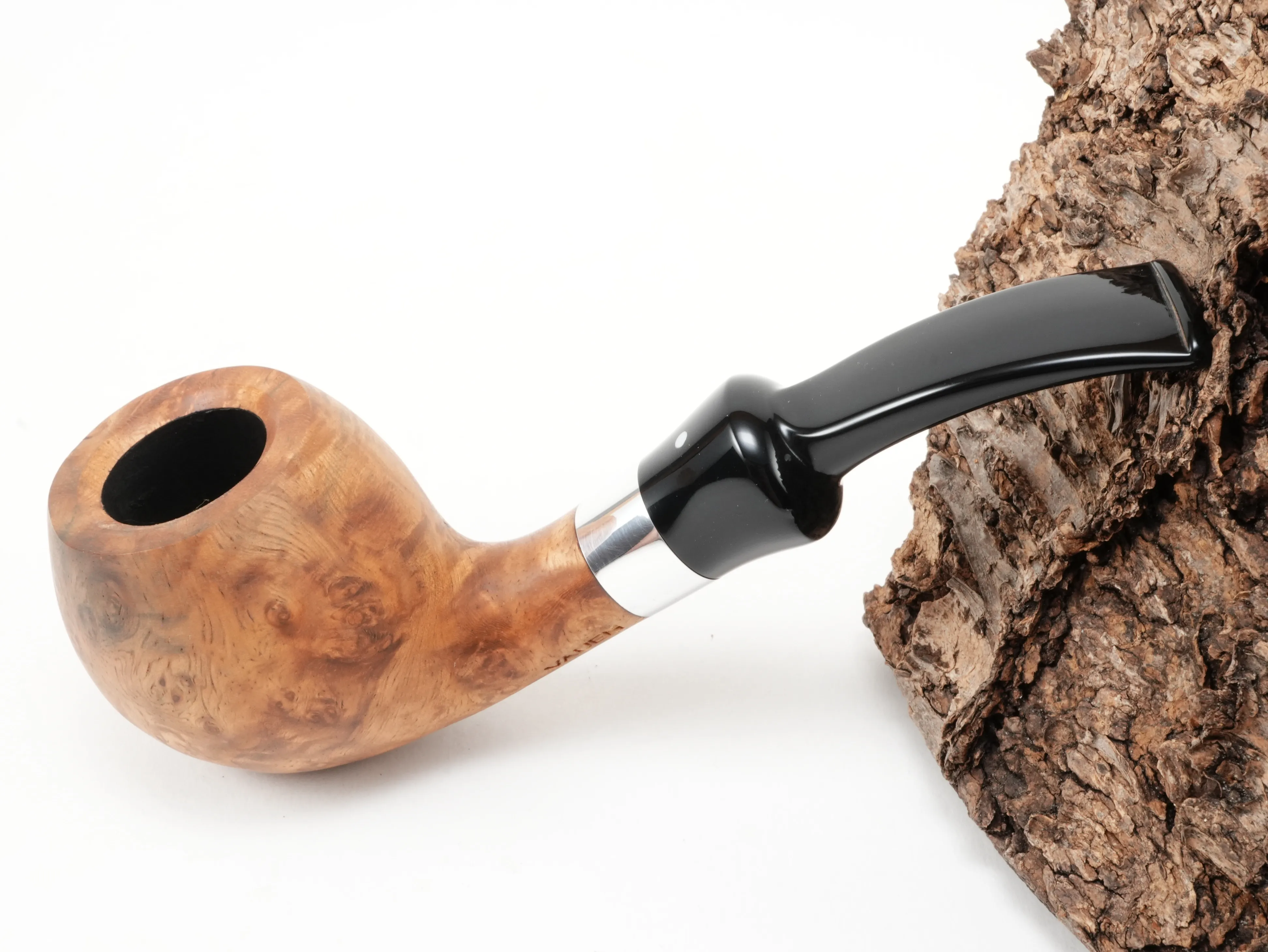Vauen AMBA 177 Calabash-Pfeife aus edlem Amboina-Maserholz im Bent-Shape mit Aluminiumring und Acrylmundstück – Titelbild schräg von oben