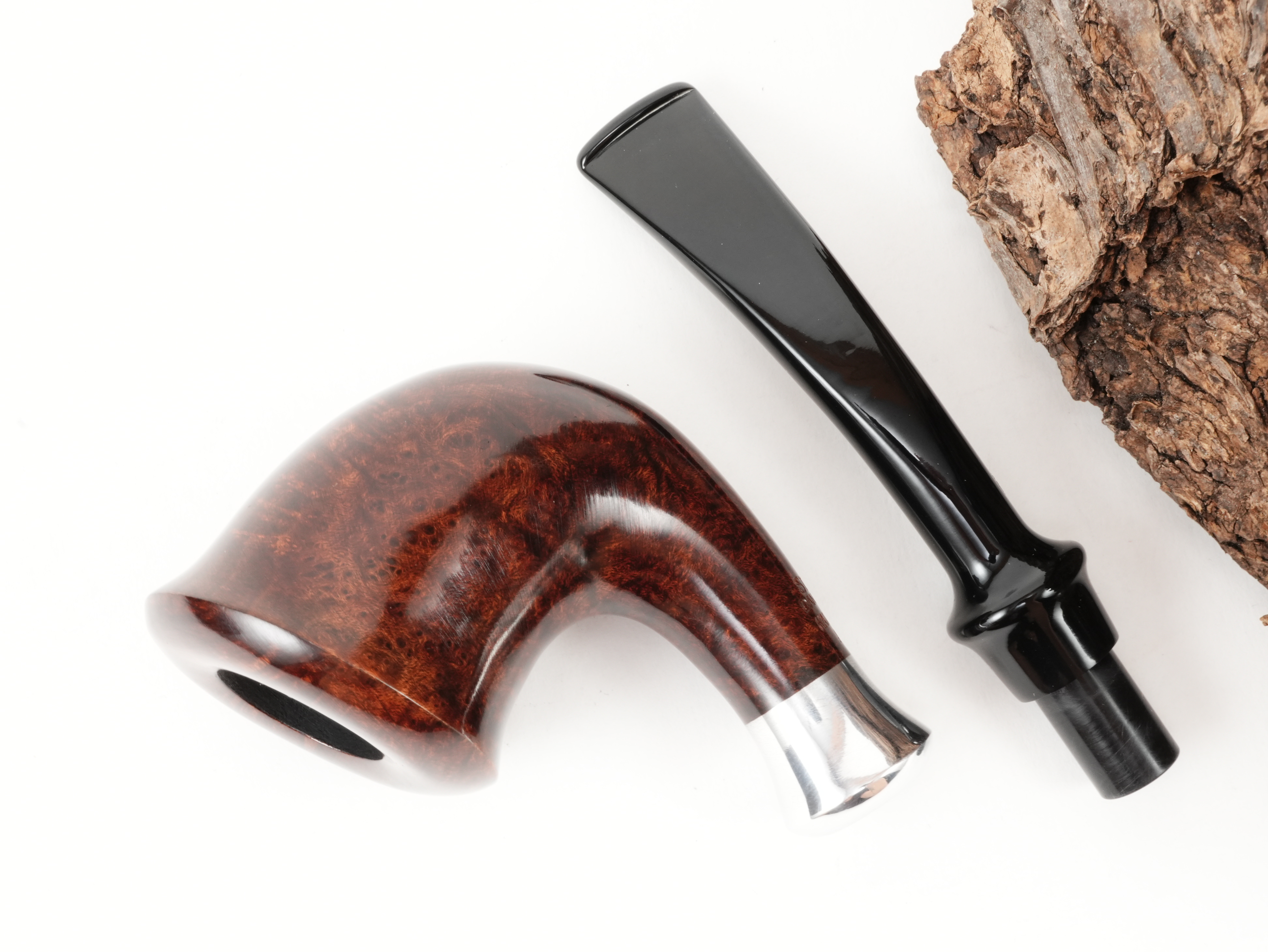 Draufsicht auf die zerlegte Stanwell H.C. Andersen Calabash mit getrenntem dunkelbraunem Bruyèrekopf und kurzem Acrylmundstück