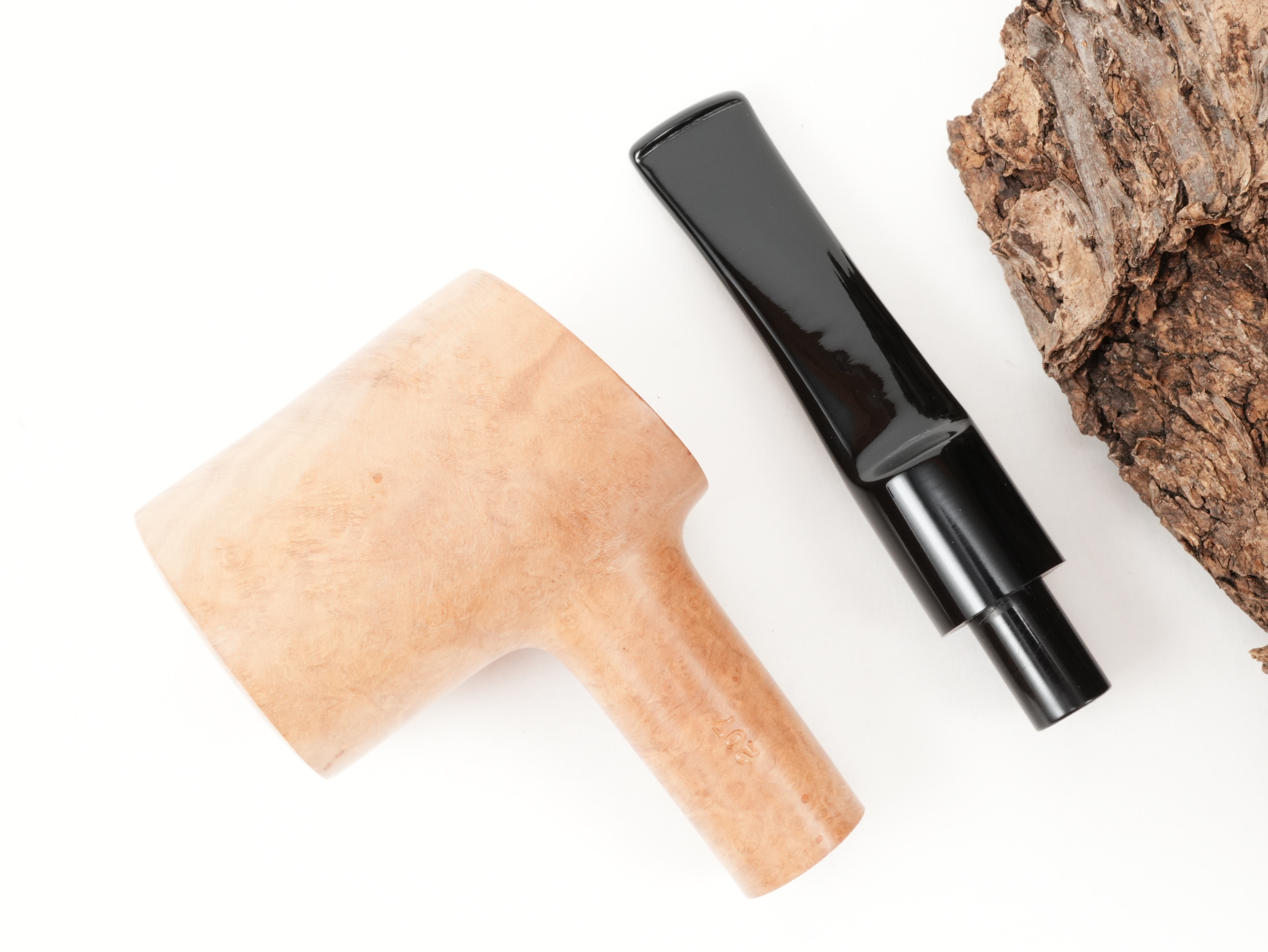 Draufsicht auf die zerlegte Stanwell Authentic Natural 207 mit eingeprägter Shape-Nummer 207 auf der rechten Holmseite