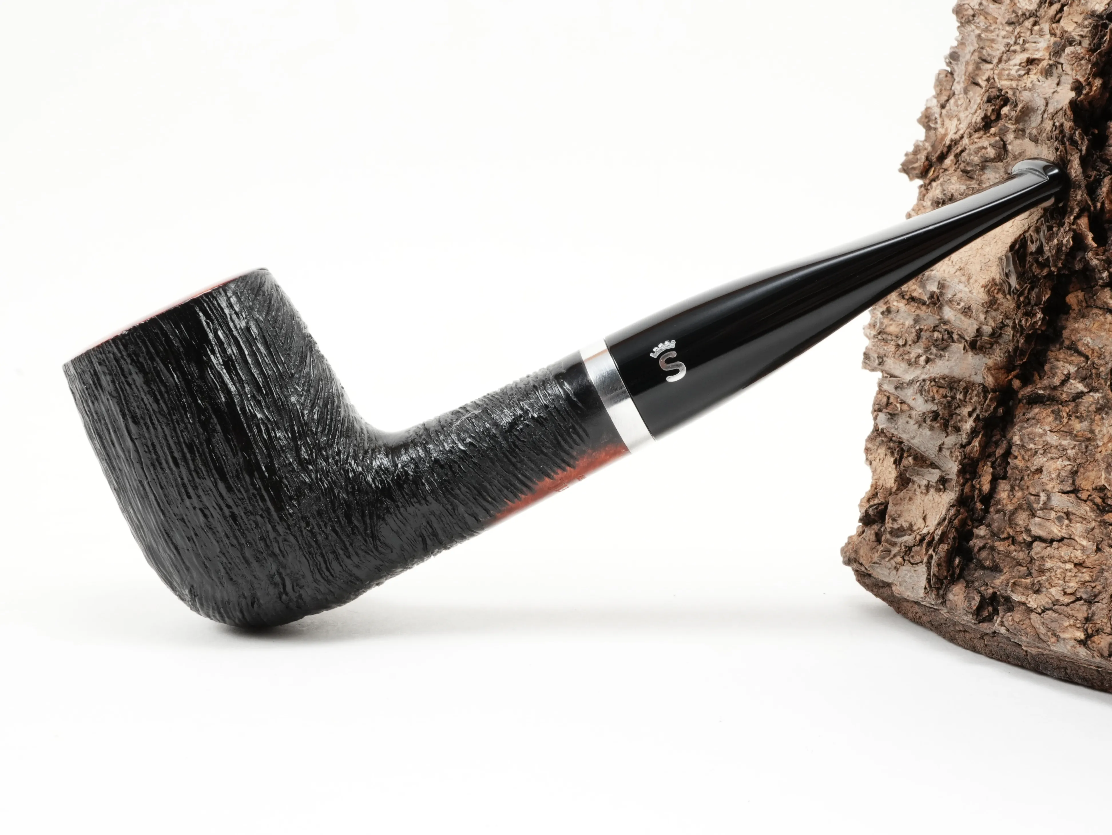 Seitenansicht der geraden Stanwell København Brushed 88 Billiard-Pfeife mit schwarzer gebürsteter Rustizierung und silbernem Ring