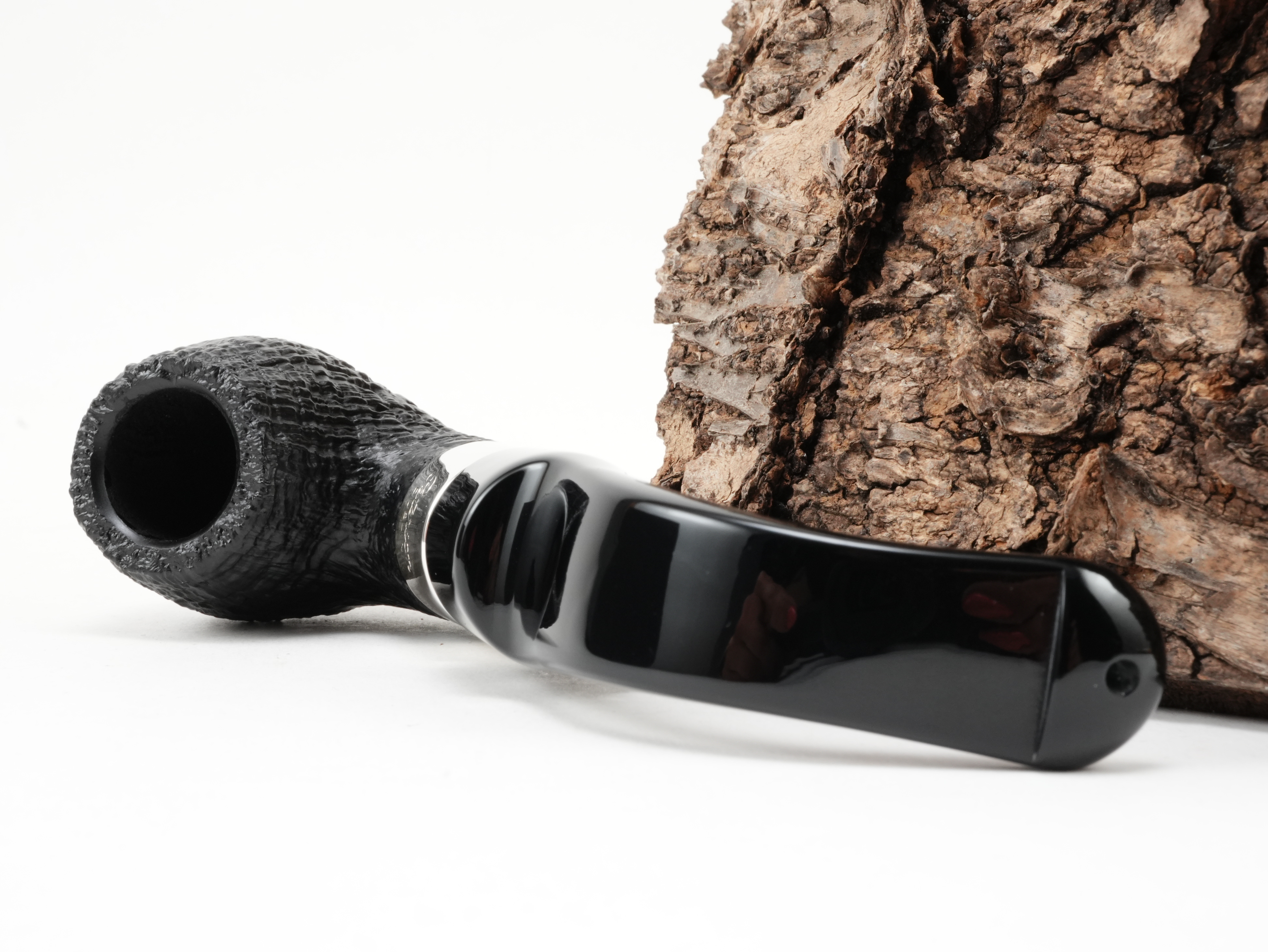 Peterson Deluxe System 12,5 System-Pfeife liegend von schräg hinten mit Blick auf das abgesetzte Steckermundstück