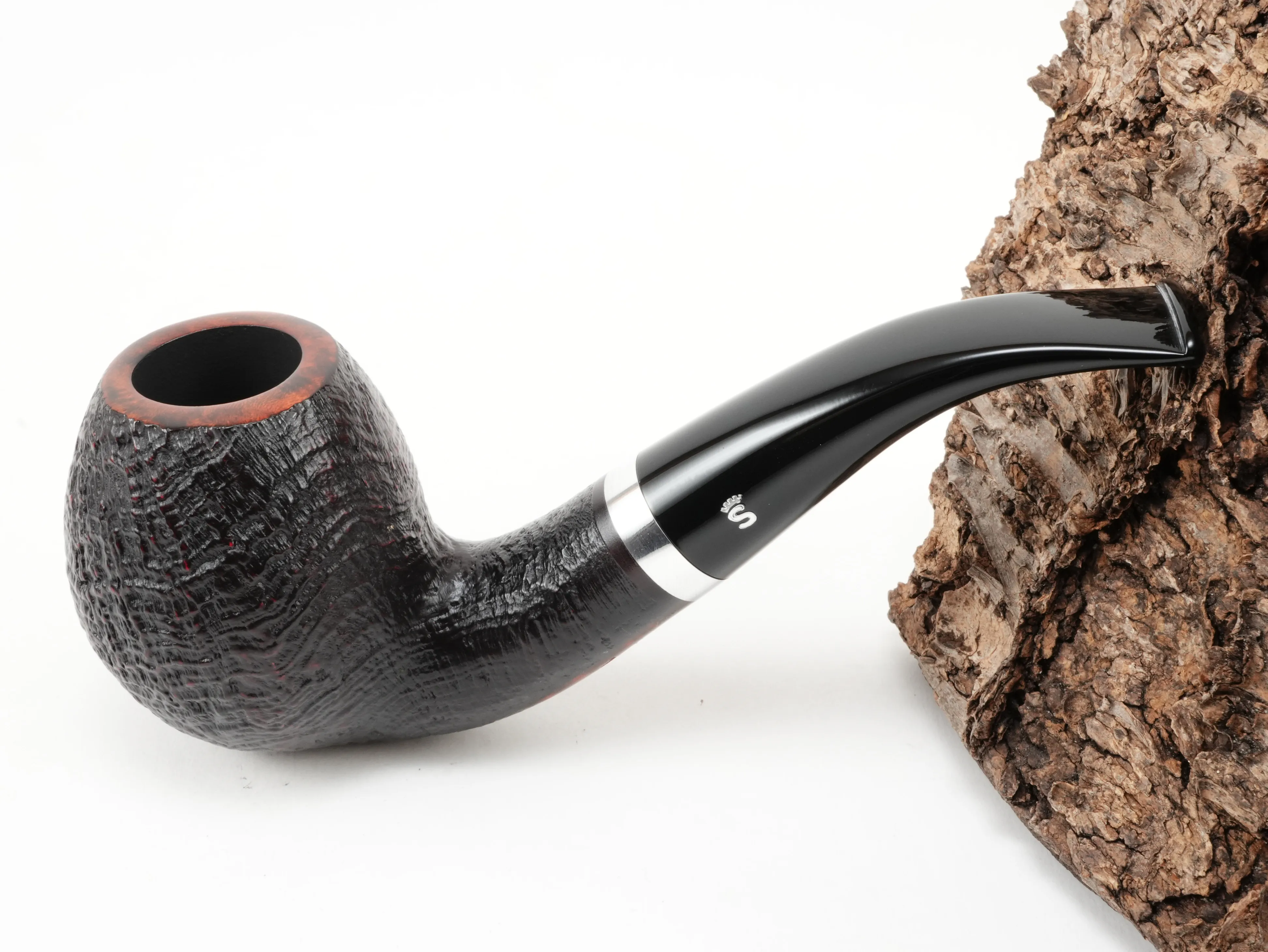 Sandgestrahlte rötlich-braune Stanwell København 185 Pfeife Bent Apple mit Aluminiumring und schwarzem Acrylmundstück – Titelbild schräg von oben