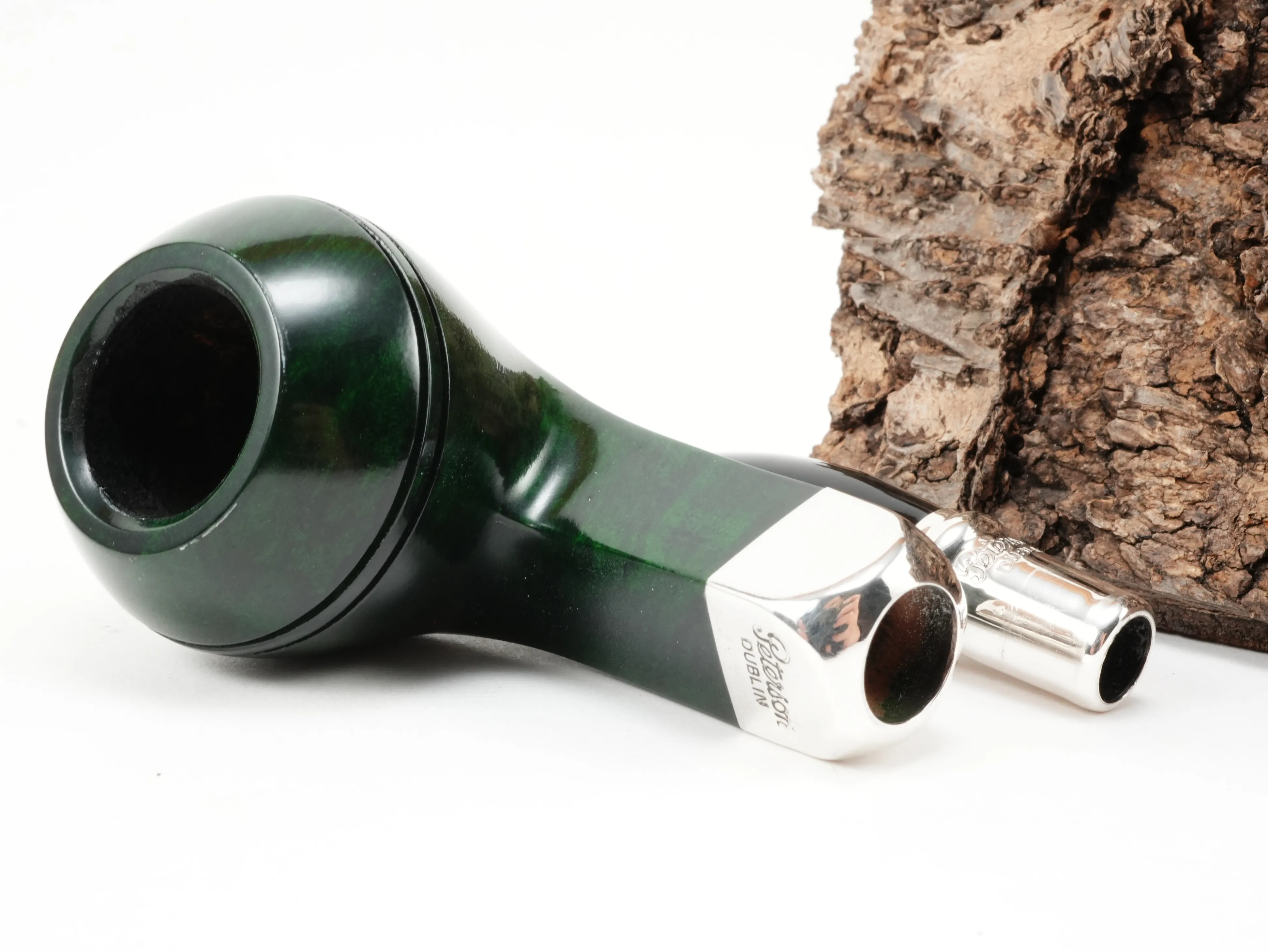 Zerlegte Peterson Spigot Green B5 Pfeife mit Blick auf die 9mm Filterbohrung des diamantförmigen Holms und den Spigot-Silberring