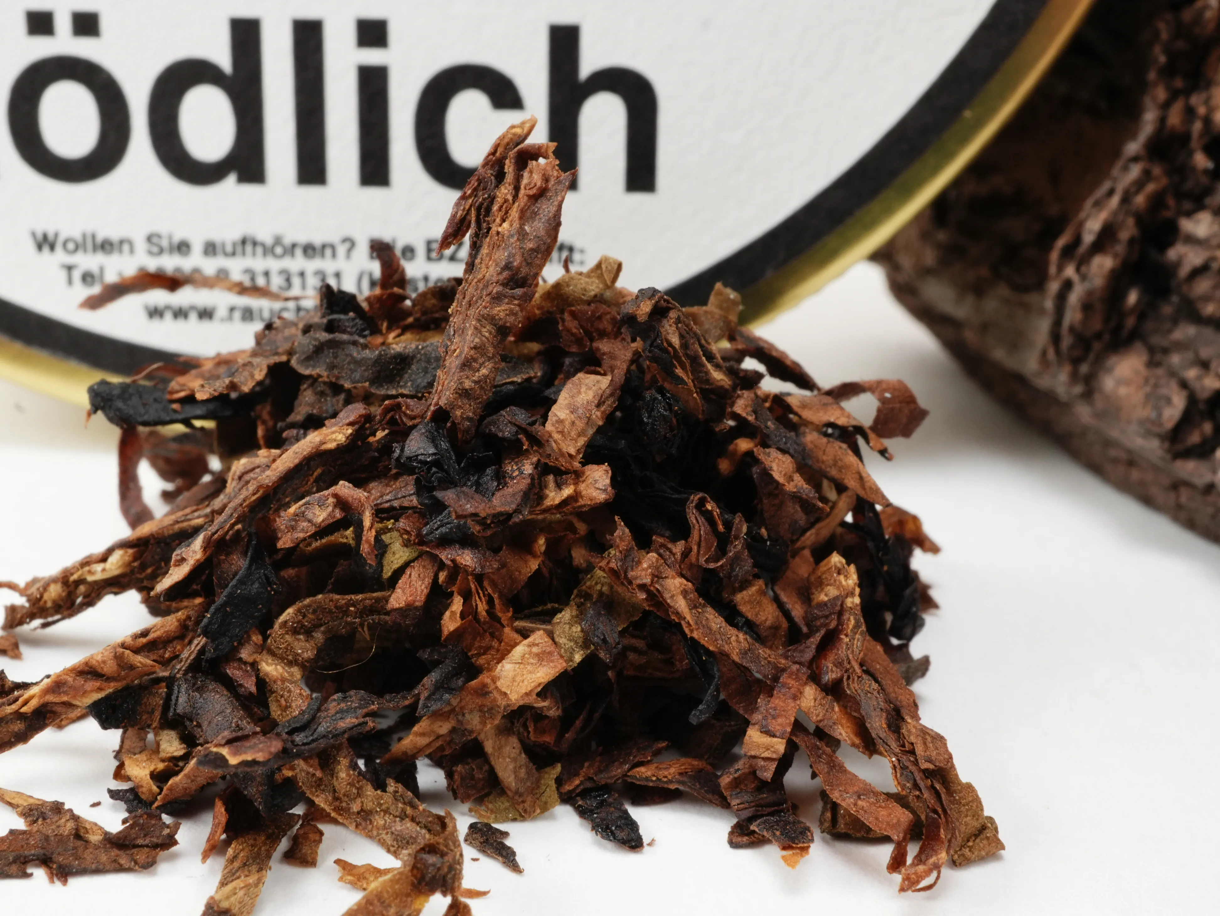 Nahaufnahme der Kopp Wood II Tabakmischung aus hellen Virginias, Orient, Black Cavendish, Kentucky, Latakia und Perique