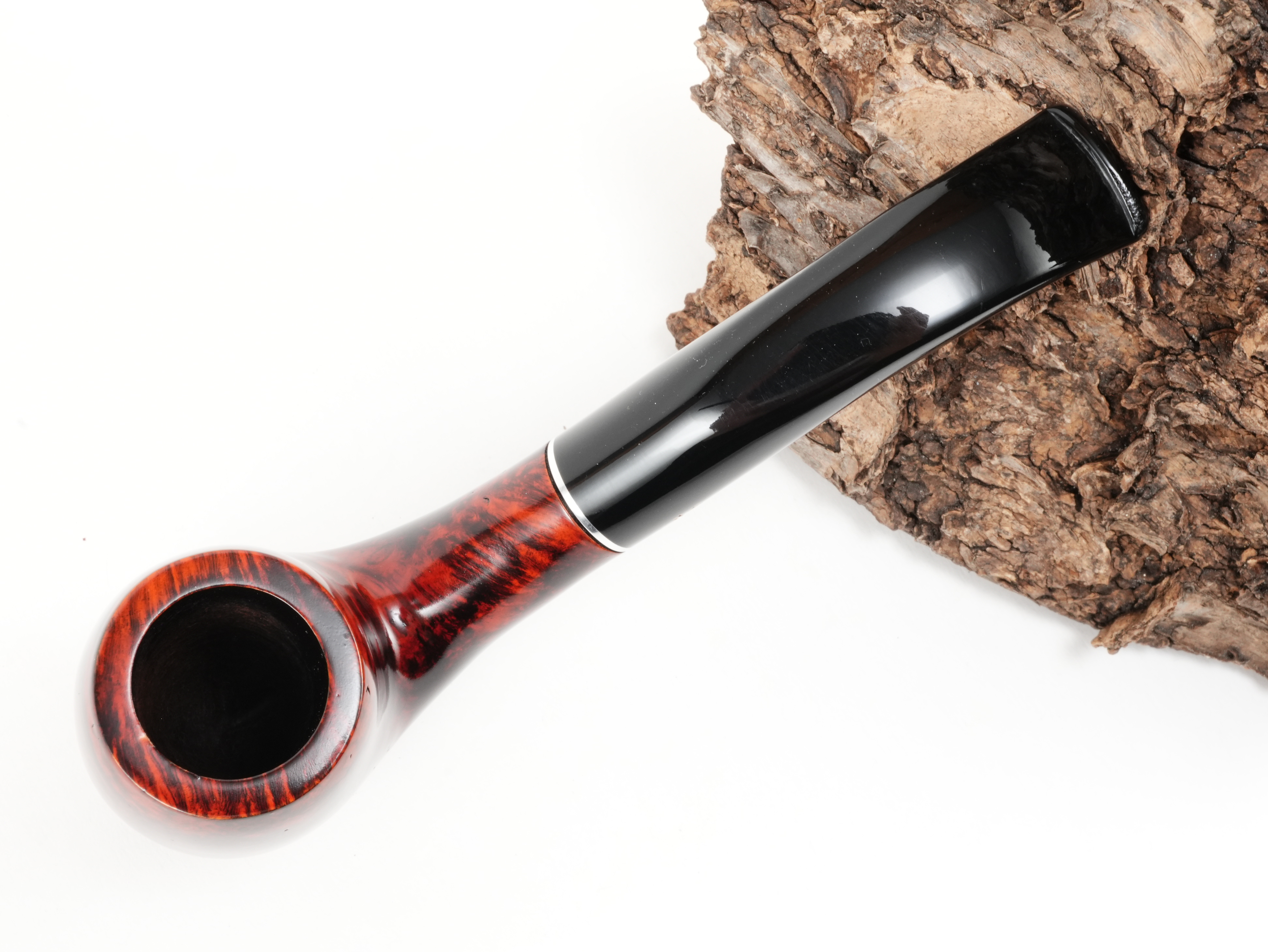 Stehende db Design Berlin Rügen rot 040 Pfeife in der Draufsicht mit Blick in die Tabakkammer und auf das schwarze Acrylmundstück