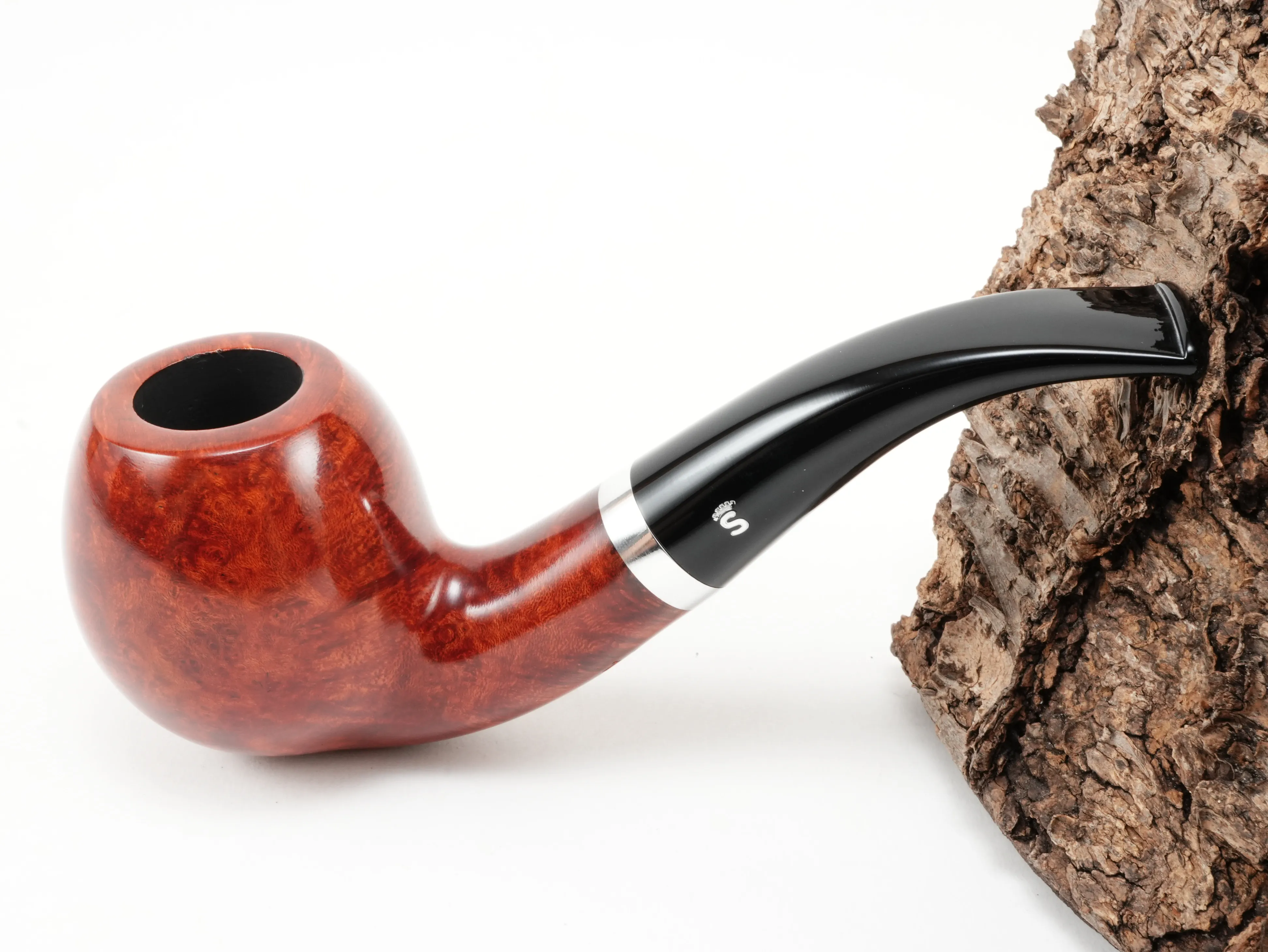 Glatte rötliche Stanwell København Terracotta 185 Pfeife Bent Apple mit Aluminiumring und schwarzem Acrylmundstück – Titelbild schräg von oben