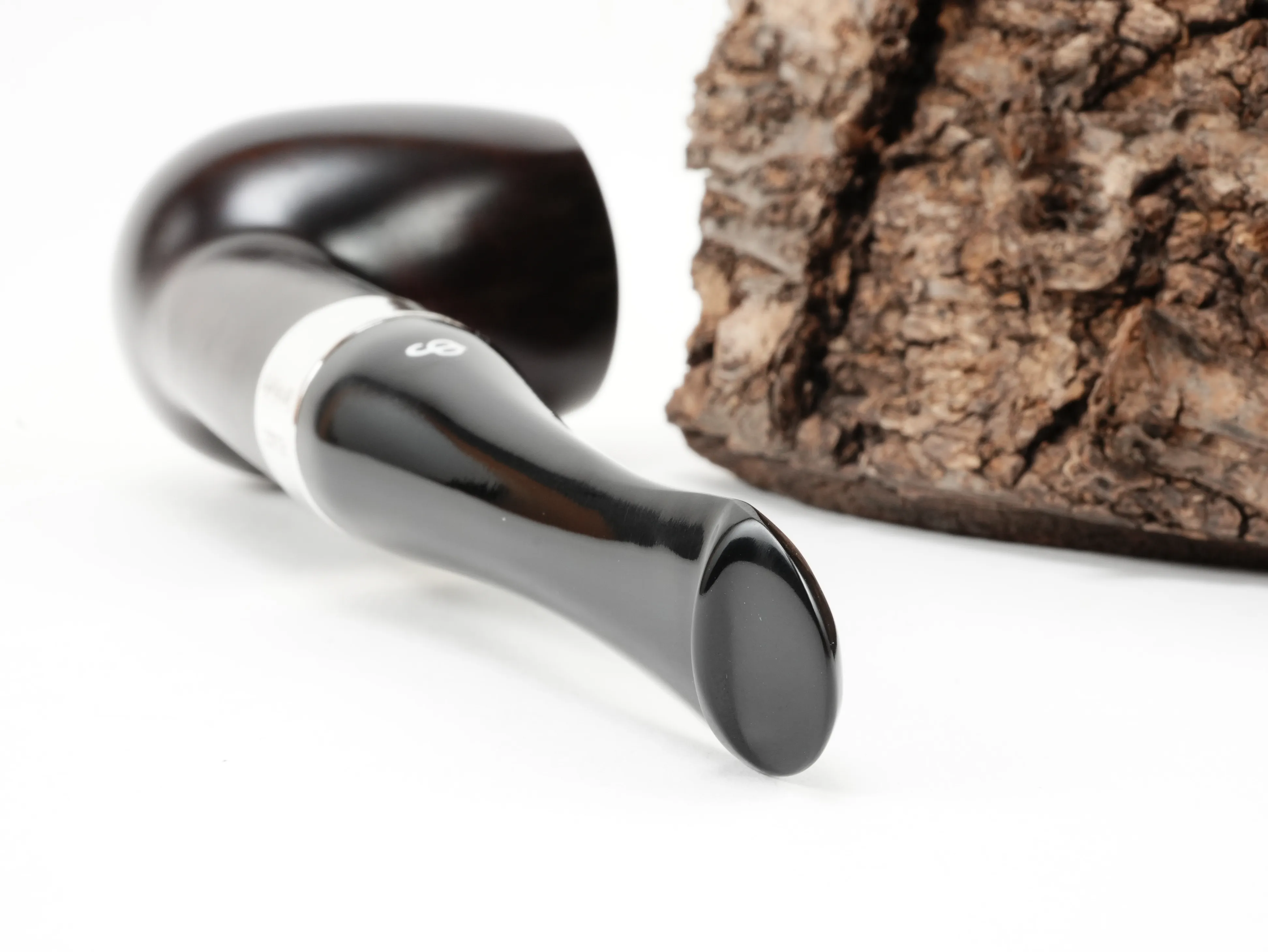 Nahaufnahme des schwarzen Ebonit-Mundstücks der Peterson House Pipe Billiard Heritage mit Bissstelle von hinten